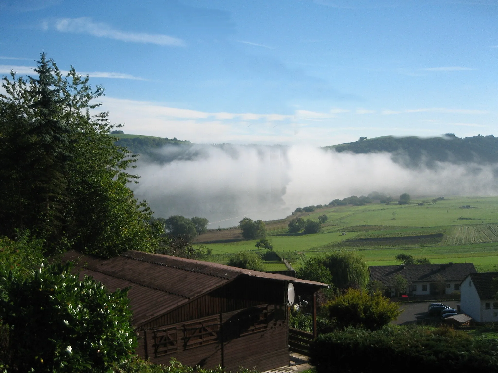 Photo showing: Meerfelder Maar im Morgennebel im September 2010