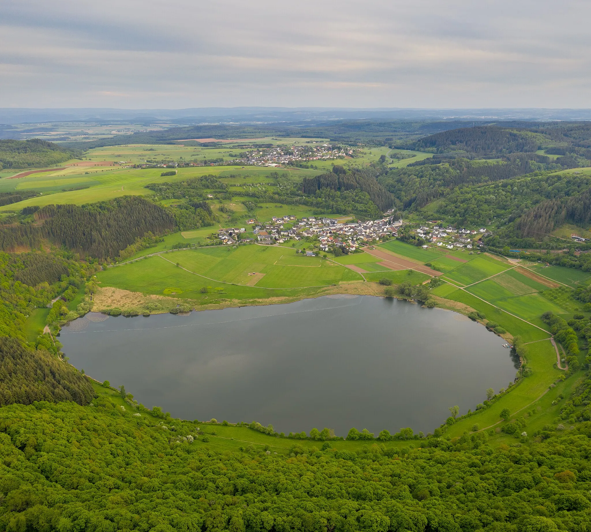 Photo showing: Meerfelder Maar, Landkreis Bernkastel Wittlich, Rheinland-Pfalz. Im Hintergrund ist das Dorf Meerfeld zu sehen.