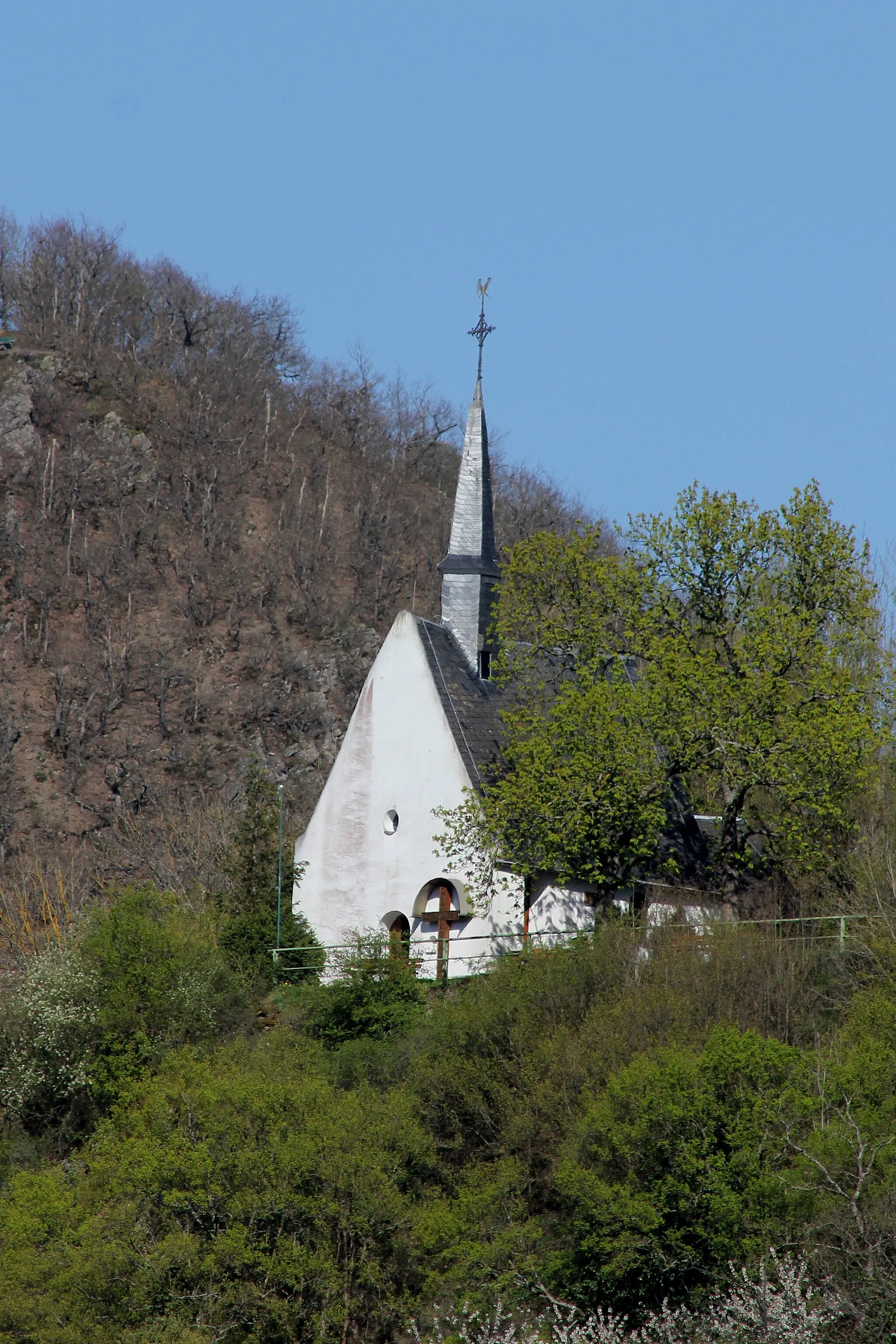 Photo showing: Zilleskapelle Treis-Karden (in der Literatur gelegentlich fälschlicherweise auch Zilskapelle genannt) nördlich von Treis, Blick von Südwesten bzw. von Karden, Römerstraße