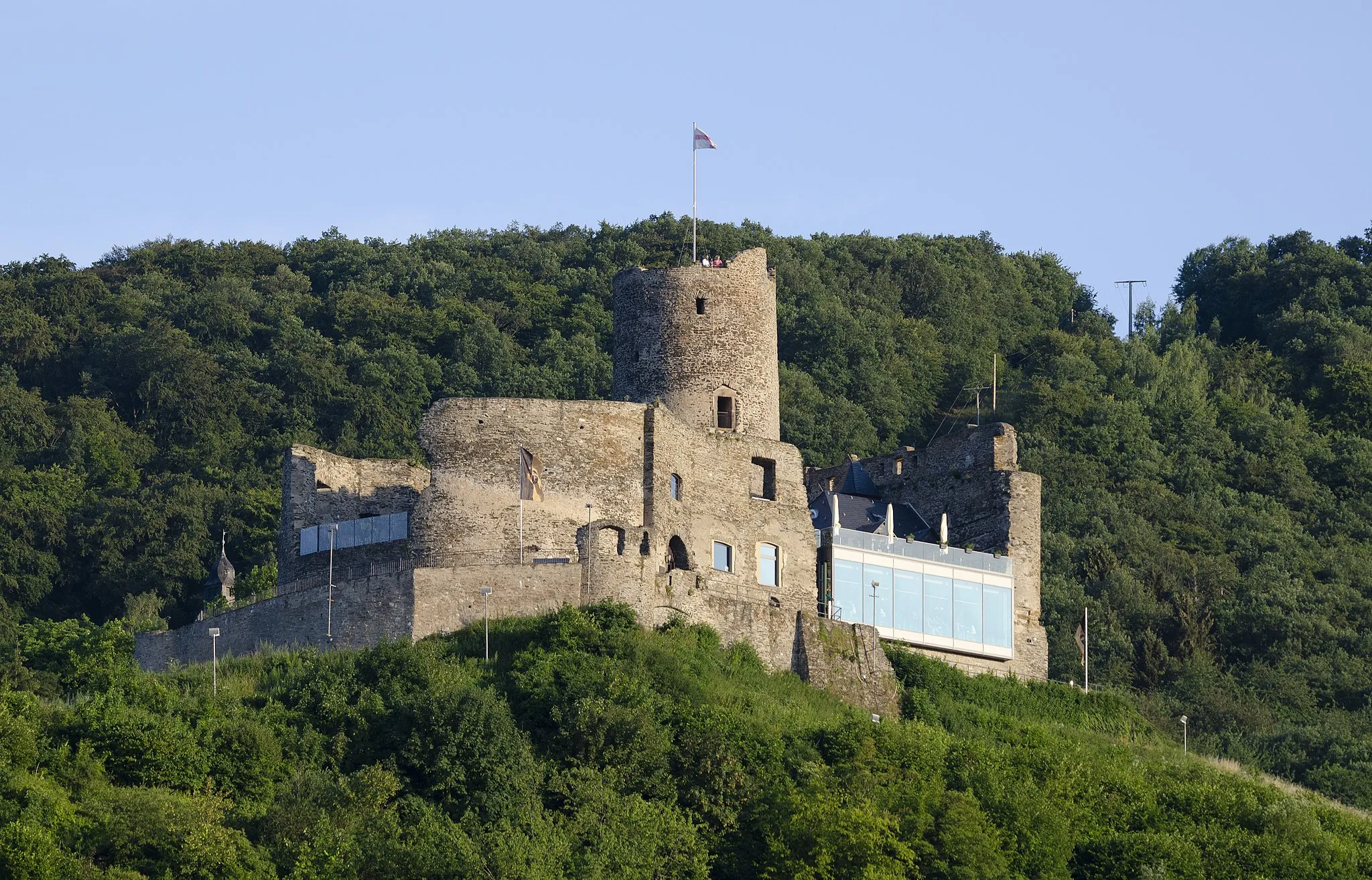 Photo showing: The castle Burg Landshut in Bernkastel-Kues. The late 13th century castle was built upon Roman remains, and mostly destroyed by accidental fire in 1692.