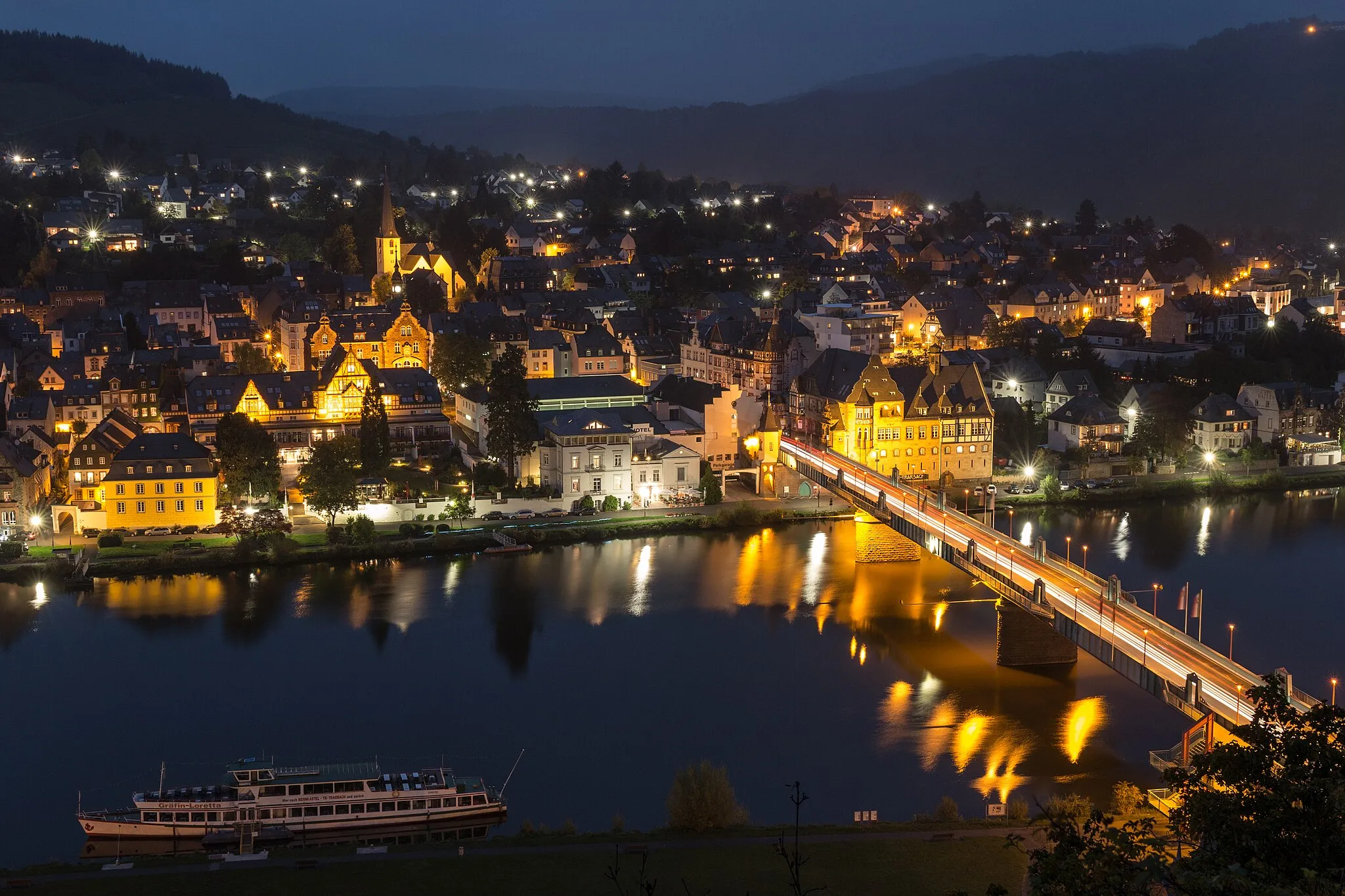 Photo showing: Traben-Trarbach at night