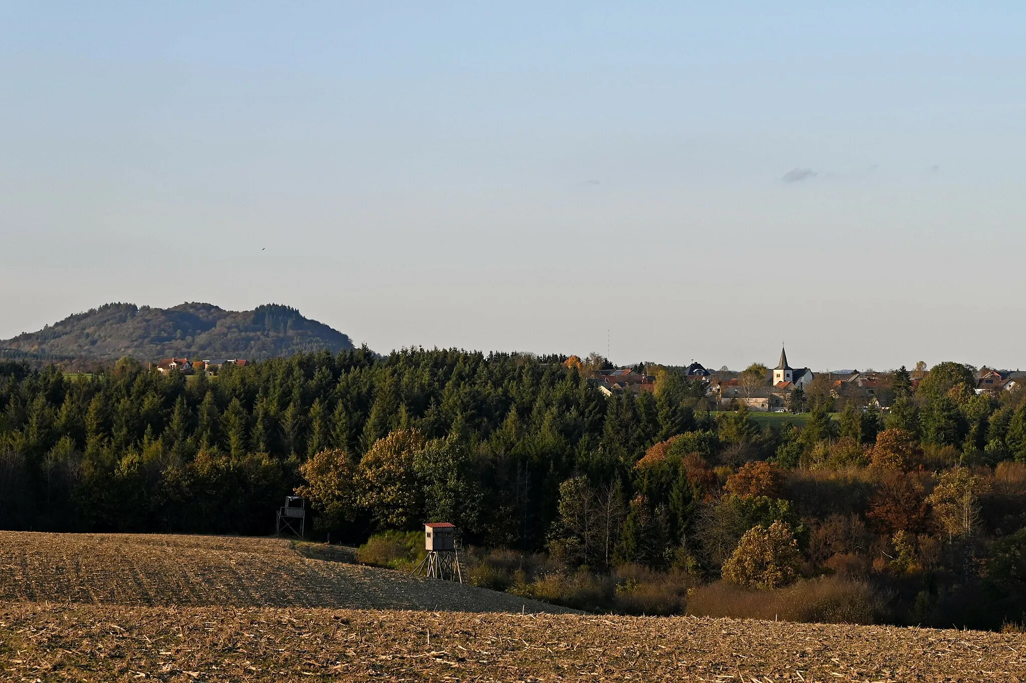 Photo showing: Karl (Eifel) von Süden, links der Hunnenkopf
