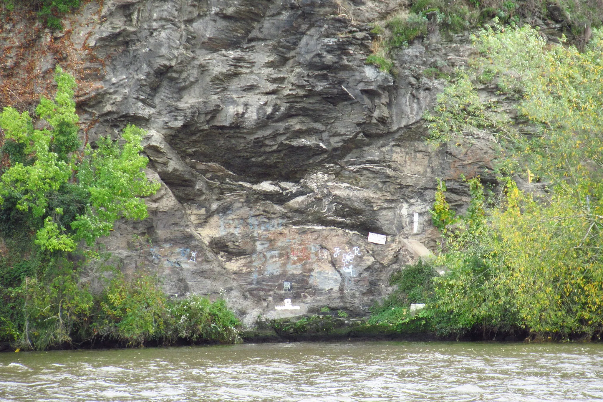 Photo showing: Uferfelsen der Moselloreley mit zeitgenössischen Graffiti: Blick von Reinsport (aprox. Flusskilometer 145,5).