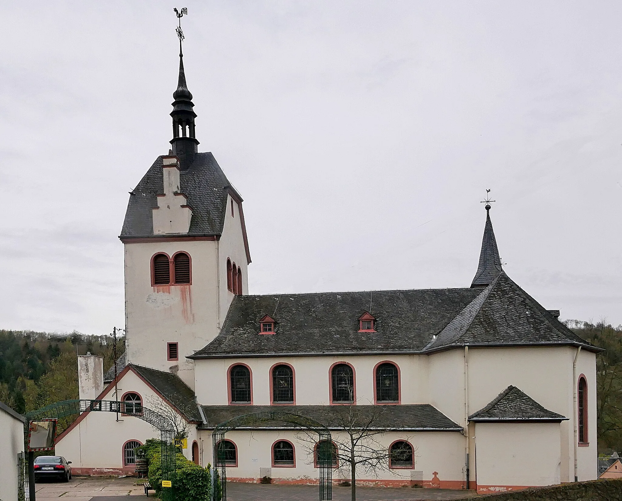 Photo showing: Kasel bei Trier im Ruwertal, Kirche St. NIkolaus von Osten. im rechts der Chor der ursprüngliche Kirche von 1781 links der Anbau von 1926/27