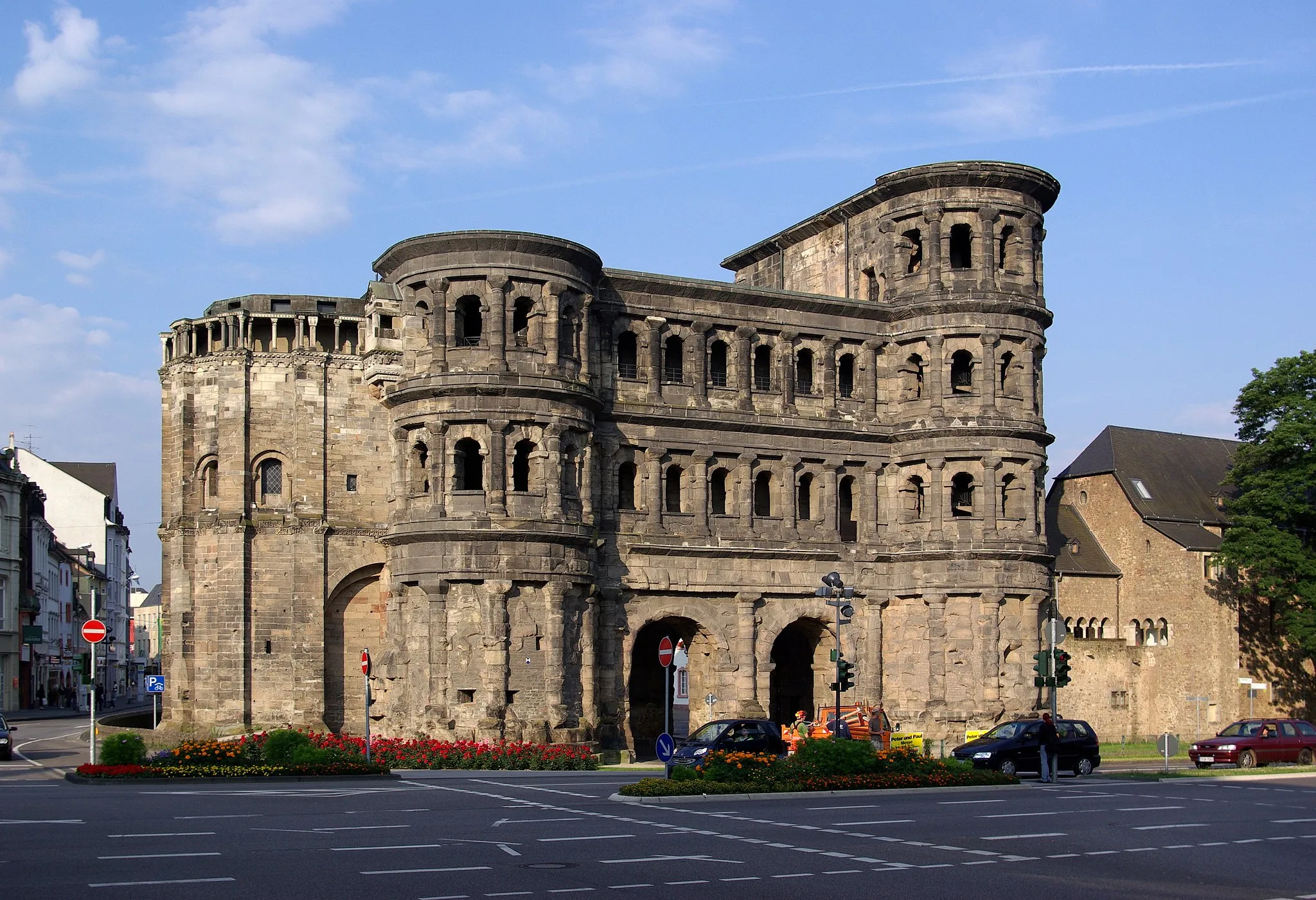 Photo showing: Porta Nigra (Black Gate) in Trier, Germany, best preserved Roman building north of the Alps, and World Heritage Site of UNESCO