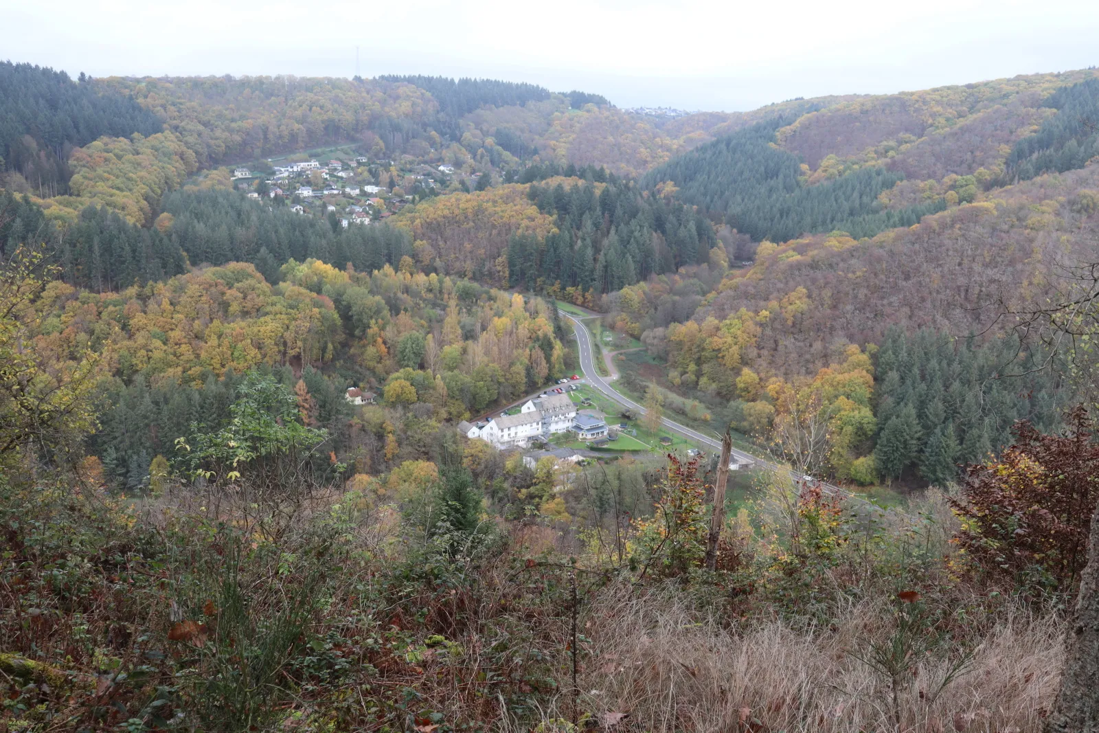 Photo showing: Abschnittswall Plein Tempelkopf Panoramablick. Im Tal die Lieser, im Hintergrund auf dem Bergplateau der Eifelort Plein.