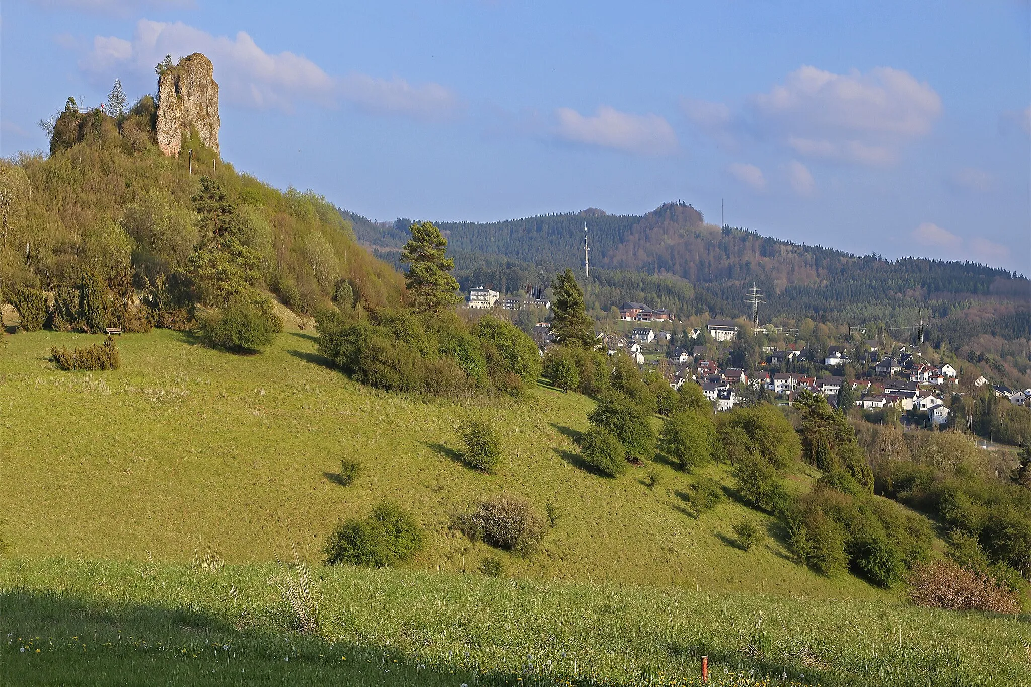 Photo showing: View of Gerolstein, in the foreground Gerolsteiner Dolomiten Auberg. Gerolstein  a town in the district of Vulkaneifel, Germany.