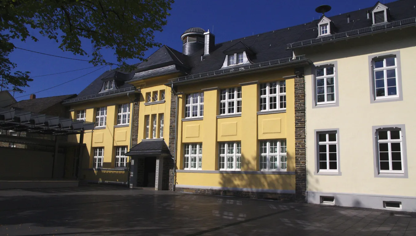 Photo showing: Schulhaus; Krüppelwalmdachbau, 1881, neuklassizistischer Erweiterungsbau, 1912/13, Architekt Bechtel, Trier