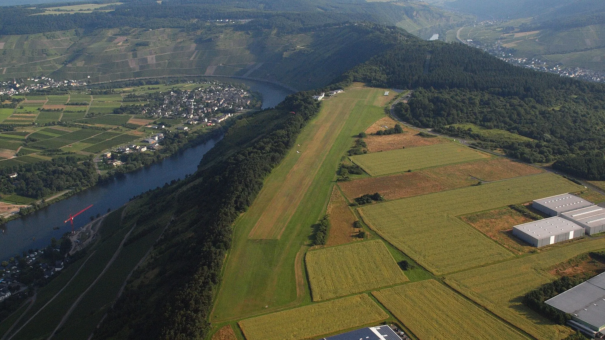Photo showing: Flugplatz Traben-Trarbach/Mont Royal: Luftaufnahme