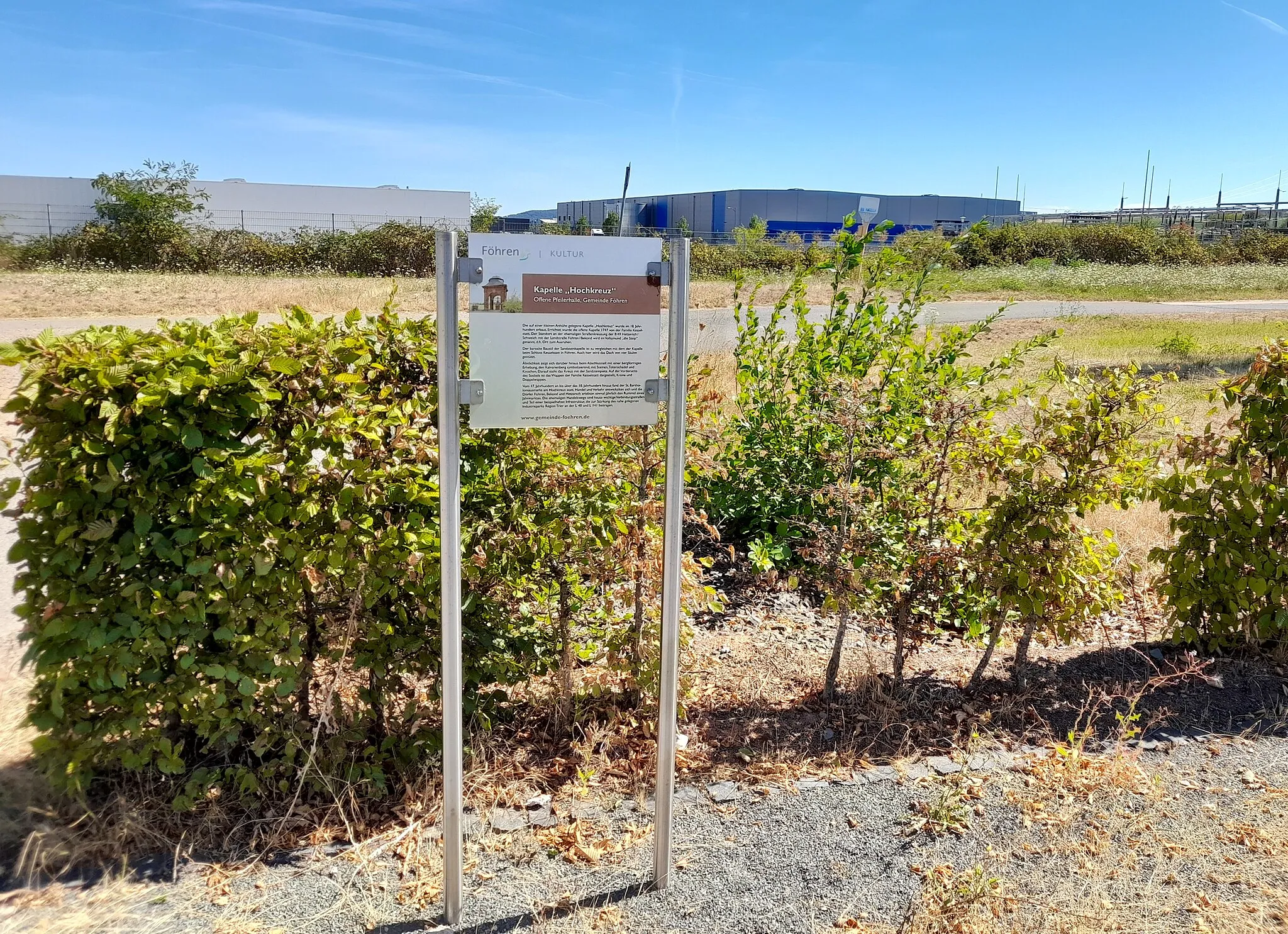 Photo showing: Infotafel an der Kapelle Hochkreuz, Föhren.