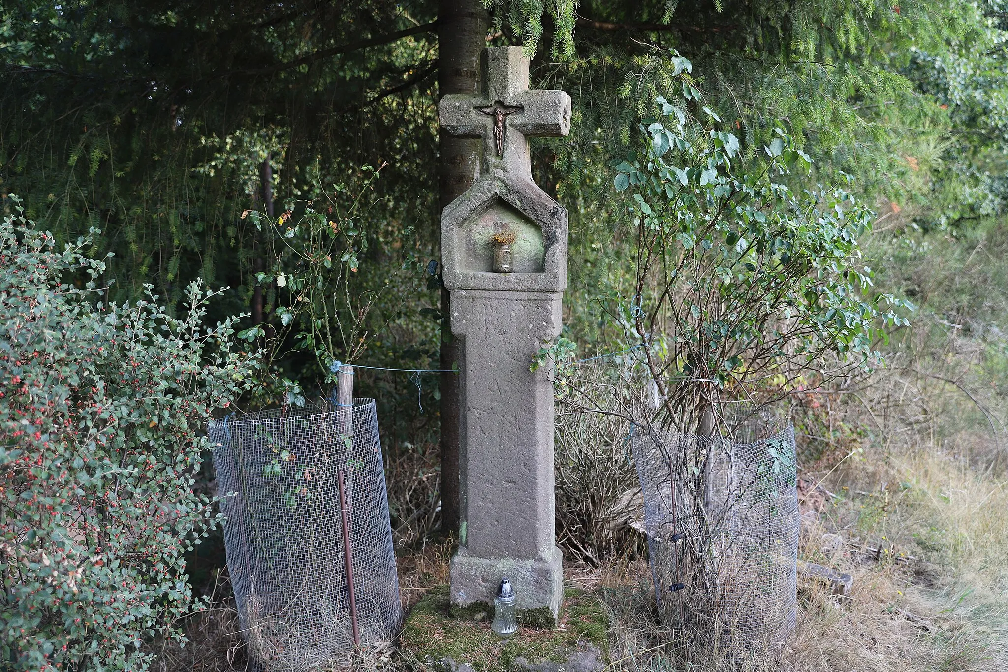 Photo showing: Wegekreuz in Heckenmünster, südöstlich des Ortes am Weg zum Kalbergerhof, Nischenkreuz, grauer Sandstein, 16. oder 17. Jahrhundert