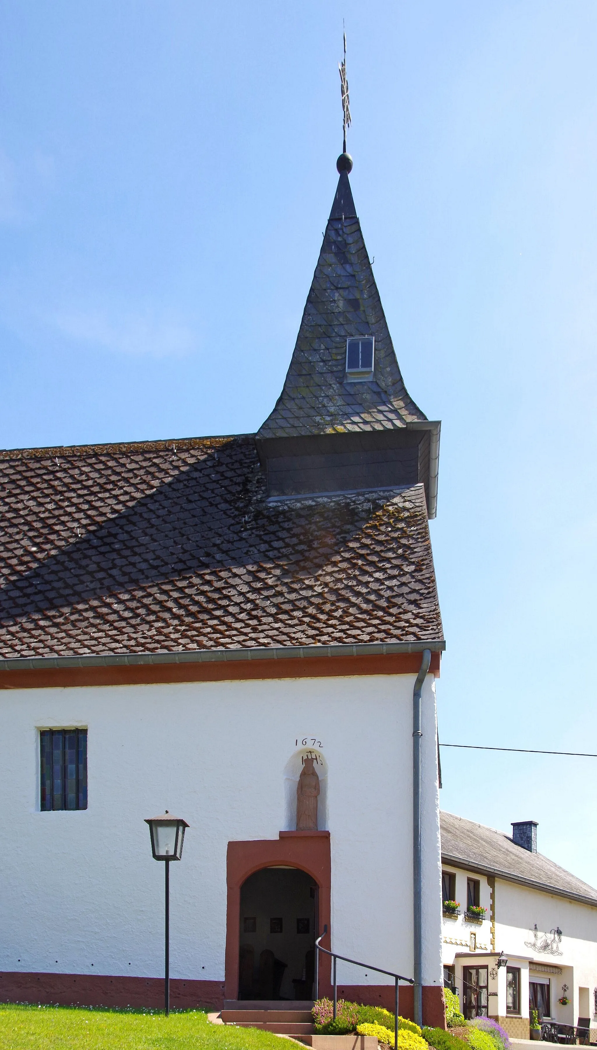 Photo showing: St. Hubertus (Urb-Winterspelt), Nordseite mit Portal und Dachreiter