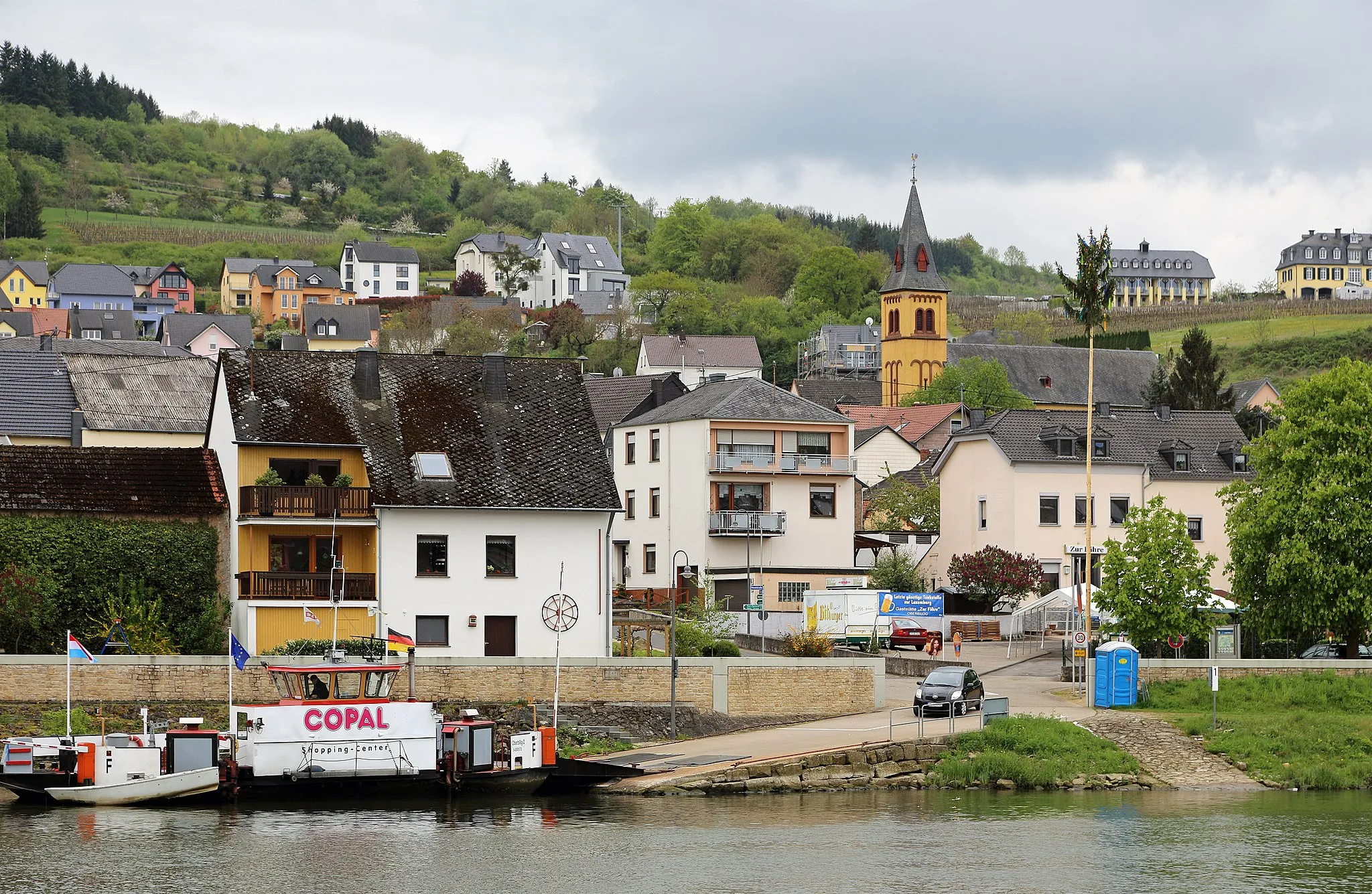 Photo showing: Bank of the Moselle river in Oberbillig (Germany). Left: the ferry to Wasserbillig (Grand Duchy of Luxembourg).