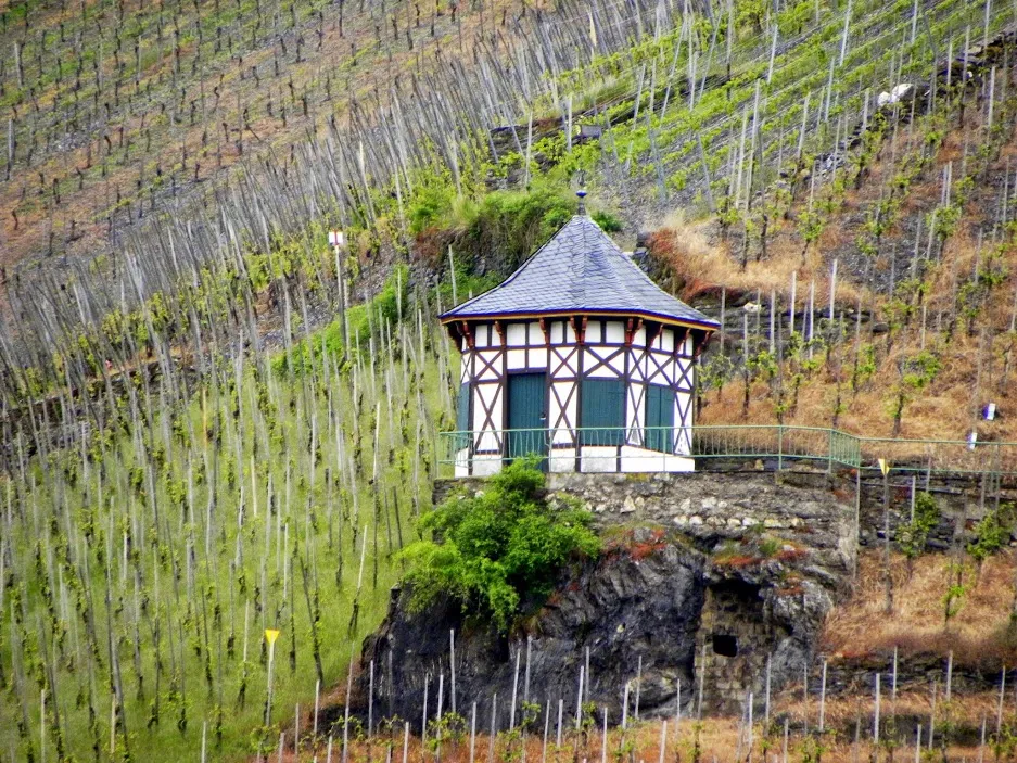 Photo showing: Bernkastel-Kues: Das "Doctorhäuschen" in den Weinbergen über Bernkastel. Ein Weinberghäuschen in Fachwerk-Bauweise von 1889.