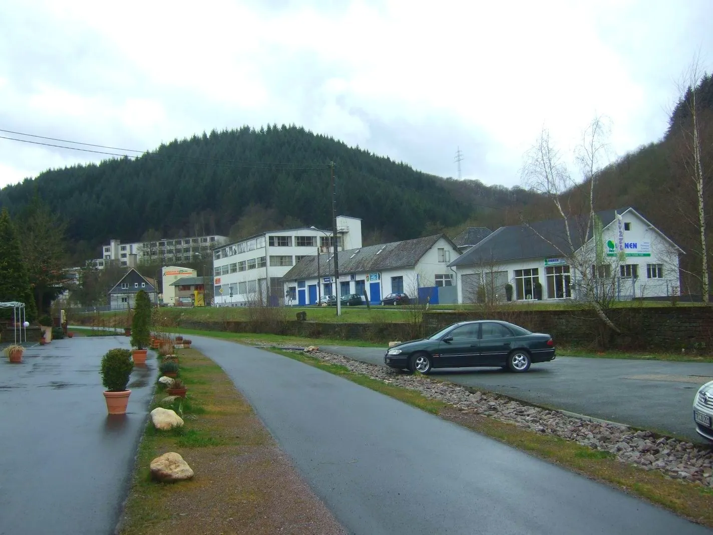 Photo showing: Gusterath-Tal with the former Romika shoe factory and the Ruwer-Hochwald-bikeway on the former Hochwaldbahn-railway