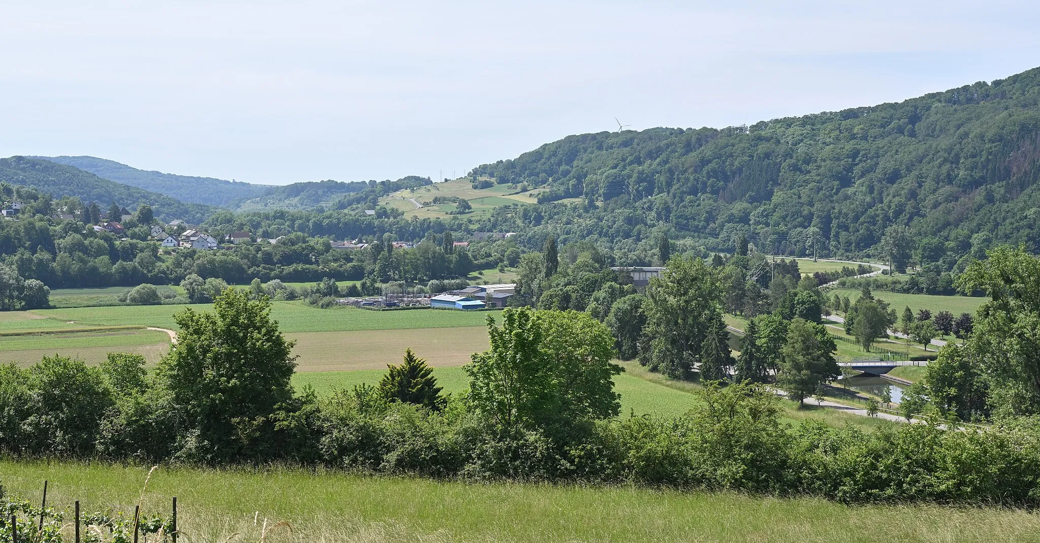 Photo showing: Valley of the river Sure (Sûre, Sauer) in Luxembourg.  In the foreground: The nature reserve Rosport-Hëlt in Luxembourg. The hydroelectric power plant of Rosport is seen in the background.