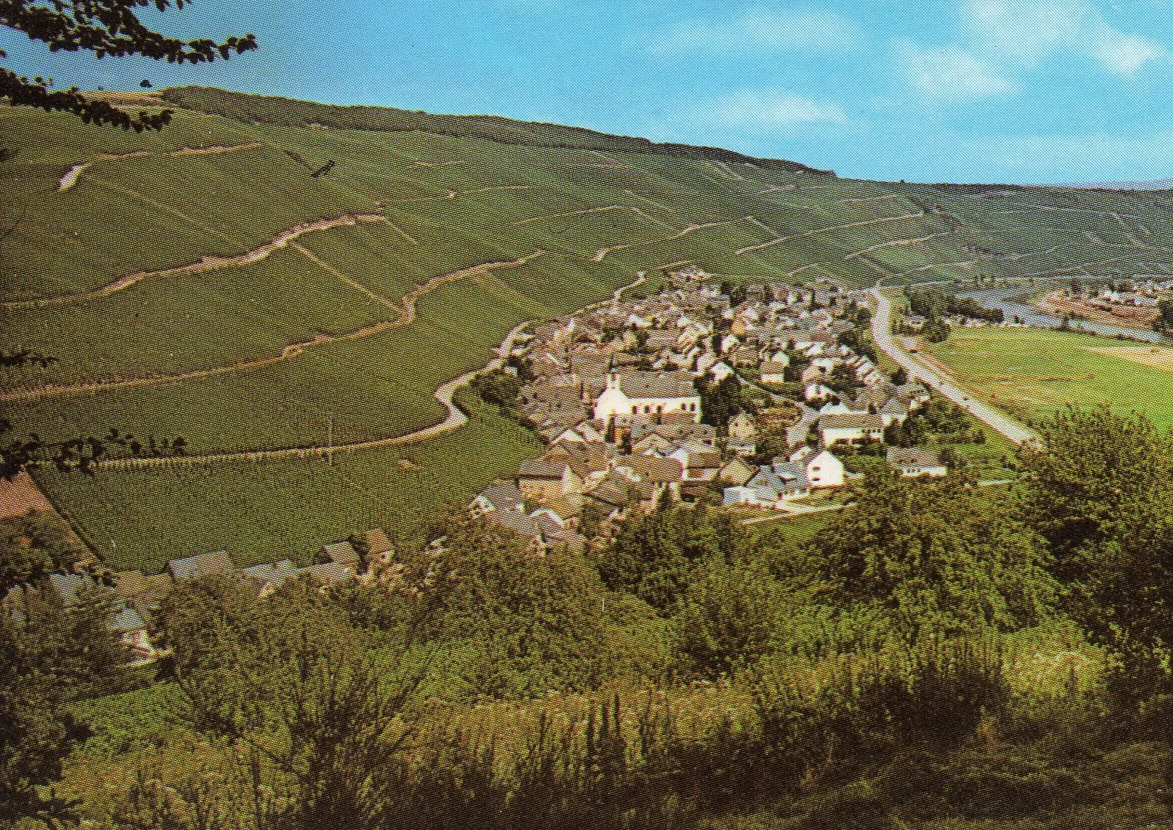 Photo showing: Klüsserath auf einer Ansichtskarte von 1976, vom Osthang (rechtes Salmufer) des Rudembergs aus gesehen
