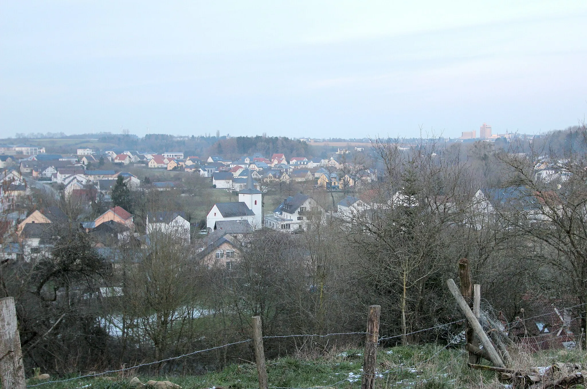 Photo showing: 54634 Bitburg-Stahl, vorbei an Haus Im Nimstal 23. Bei Weiterfahrt erreicht man eine Anhöhe mit dem nicht eingetragenen Flurnamen "Auf Koppen". Aufnahme von 2018.