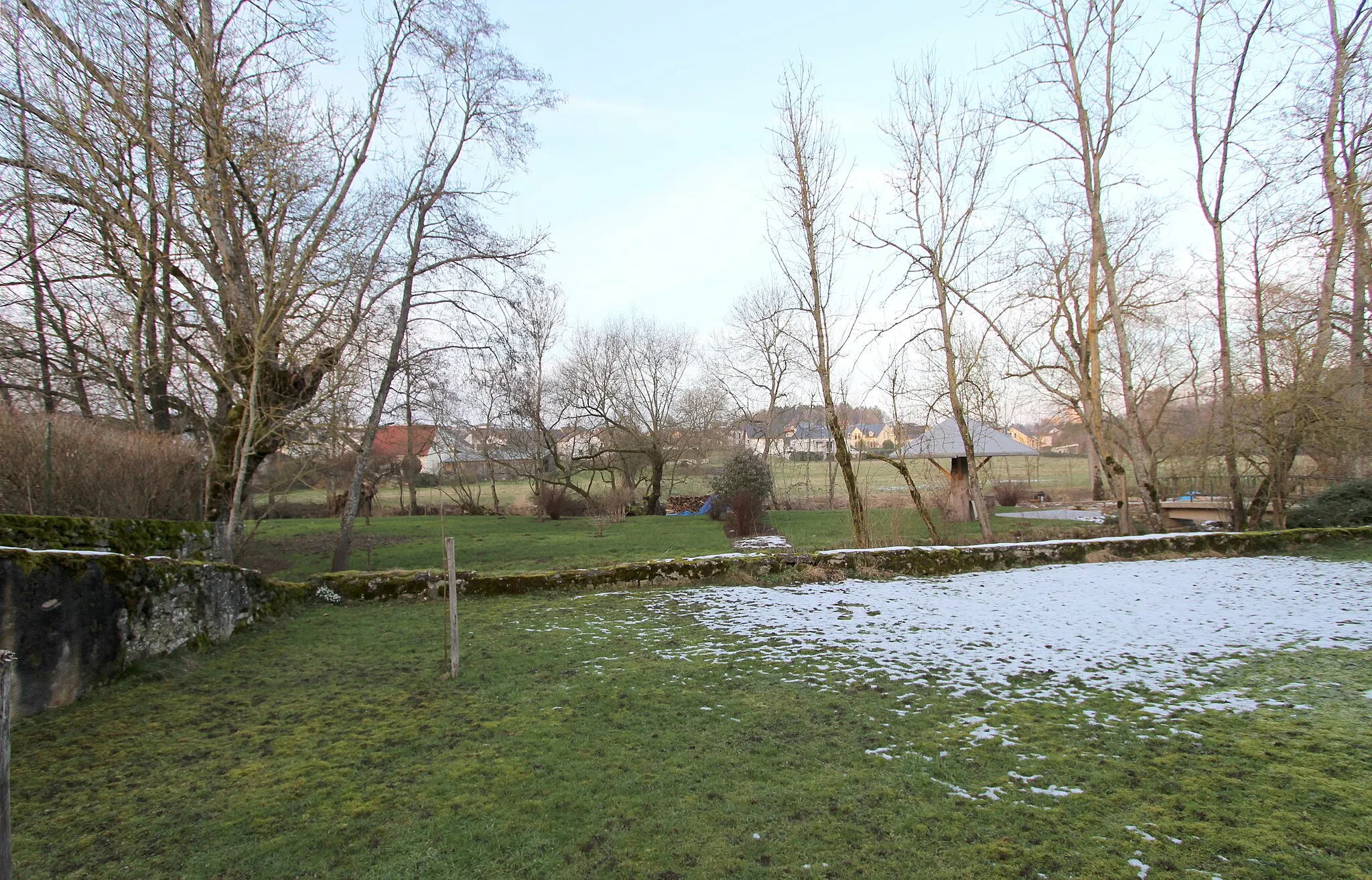 Photo showing: 54634 Bitburg-Stahl, Oberweiser Straße 11. Grünfläche im Nimstal. Aufnahme von 2018.