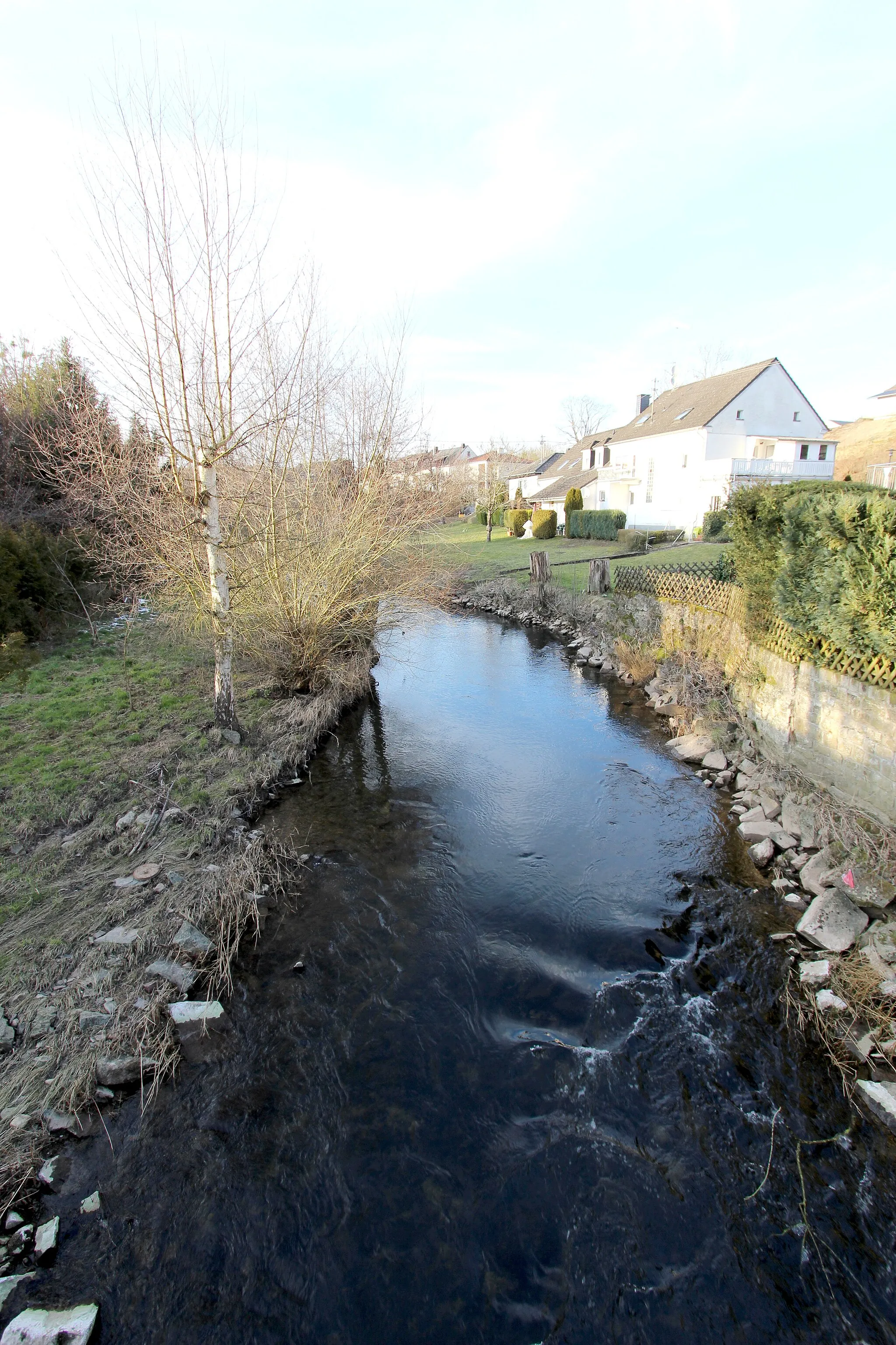 Photo showing: 54634 Bitburg-Stahl, Im Nimstal bei Nr. 13. Die Nimsbrücke im Ortskern. Aufnahme von 2018.