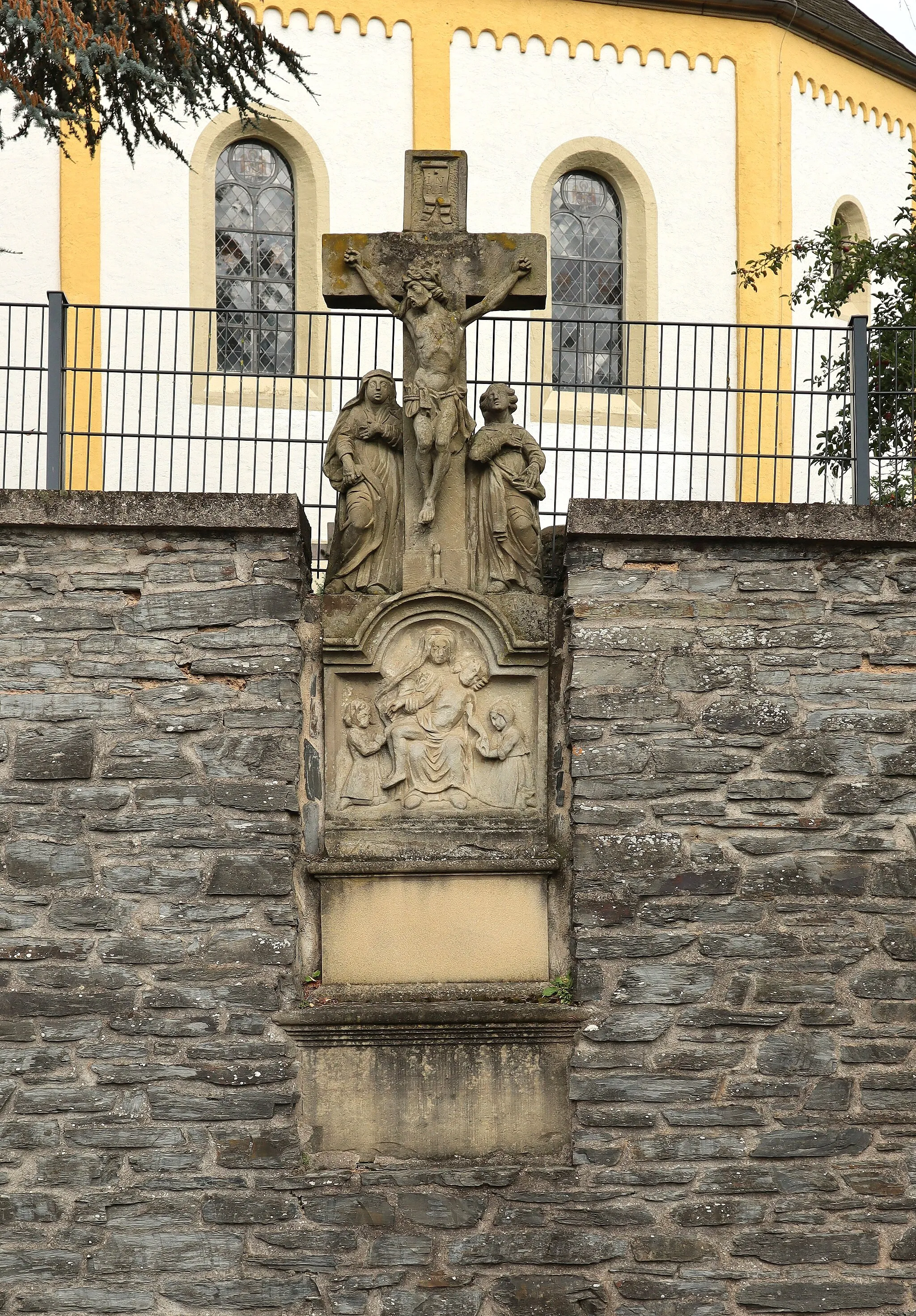 Photo showing: Wayside cross (1785) in Trier-Kernscheid in the cemetery wall at church St. Katharina und Barbara with crucifixion group and relief of Pietà.