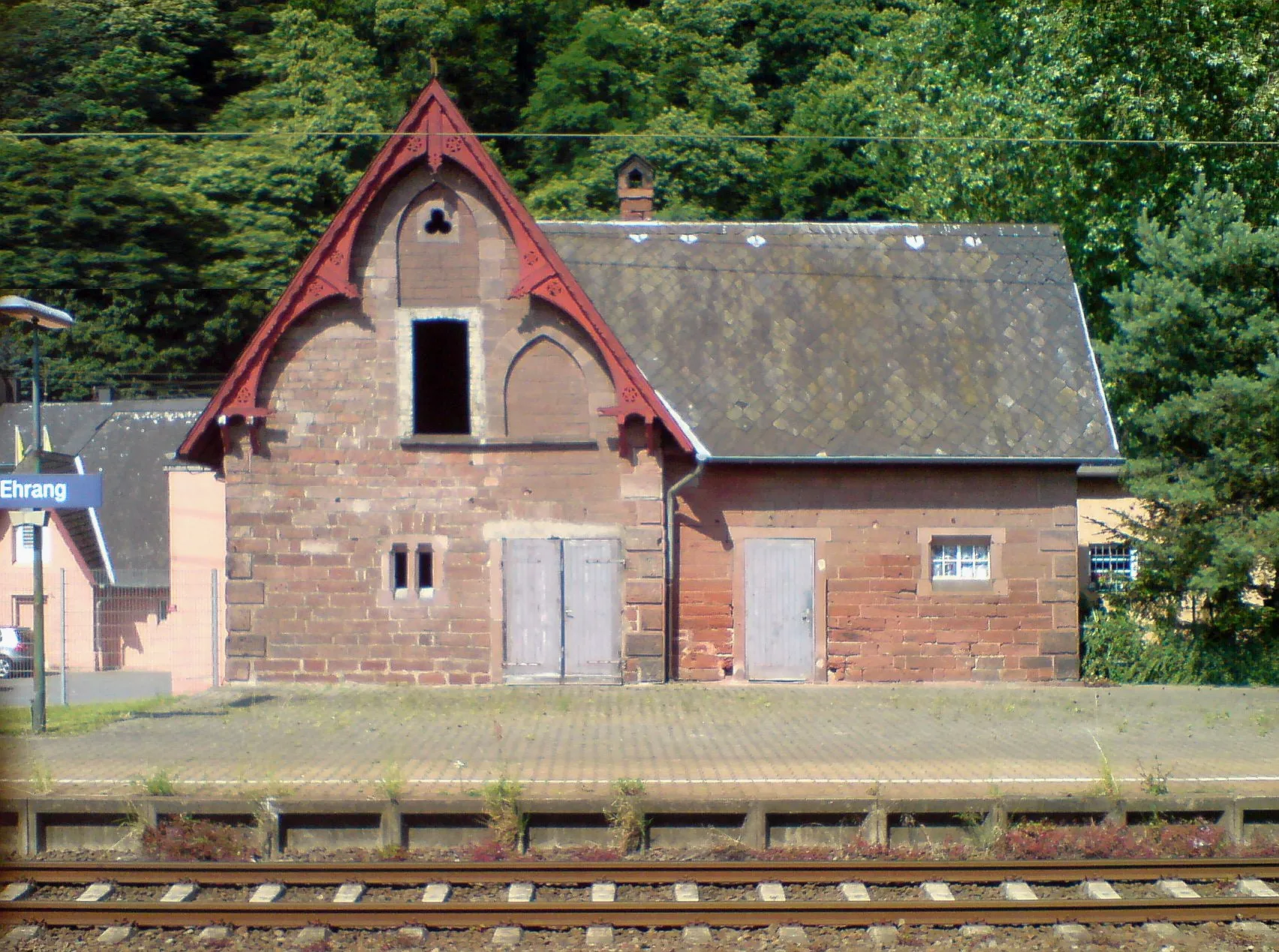 Photo showing: Trier-Ehrang, Bahnhof, Nebengebäude, an Gleis 1 südlich des Empfangsgebäudes