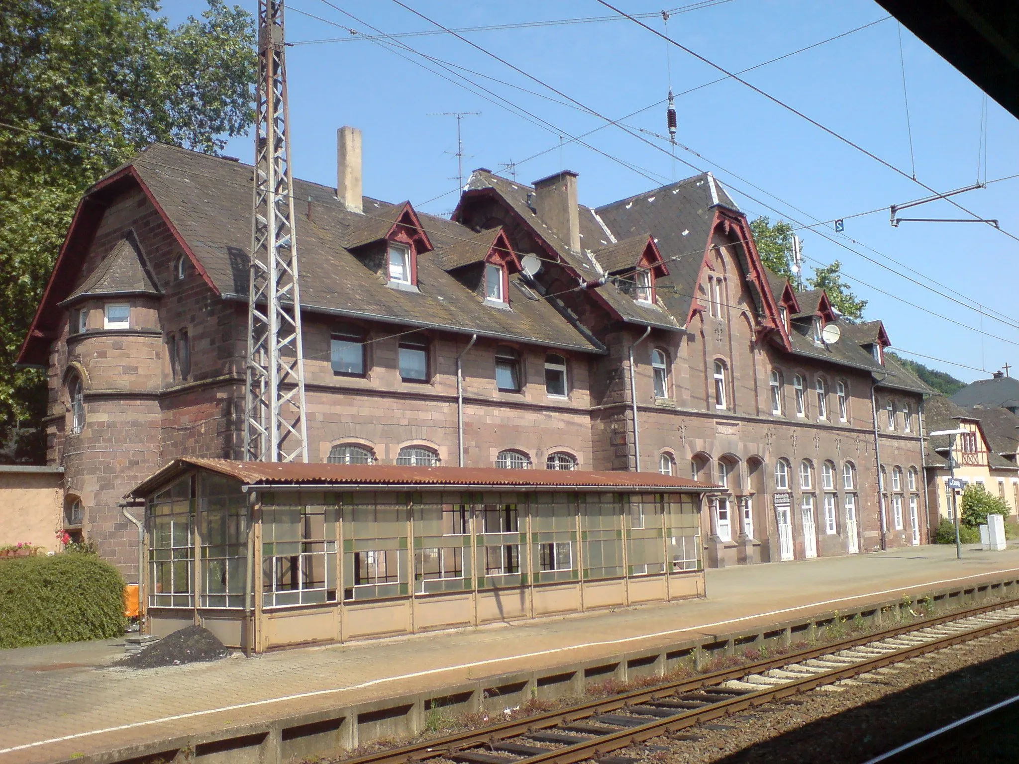 Photo showing: Empfangsgebäude des Bahnhofs Ehrang. Blick von Gleis 2.  
Das Gebäude wird nicht mehr für Zwecke der Bahn genutzt.