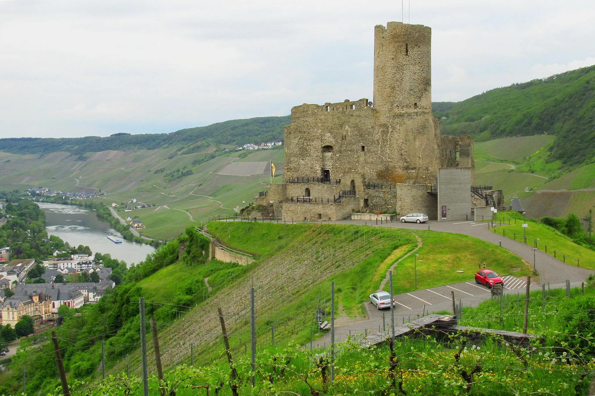 Photo showing: Die Burg Landshut in Bernkastel. Mai 2023