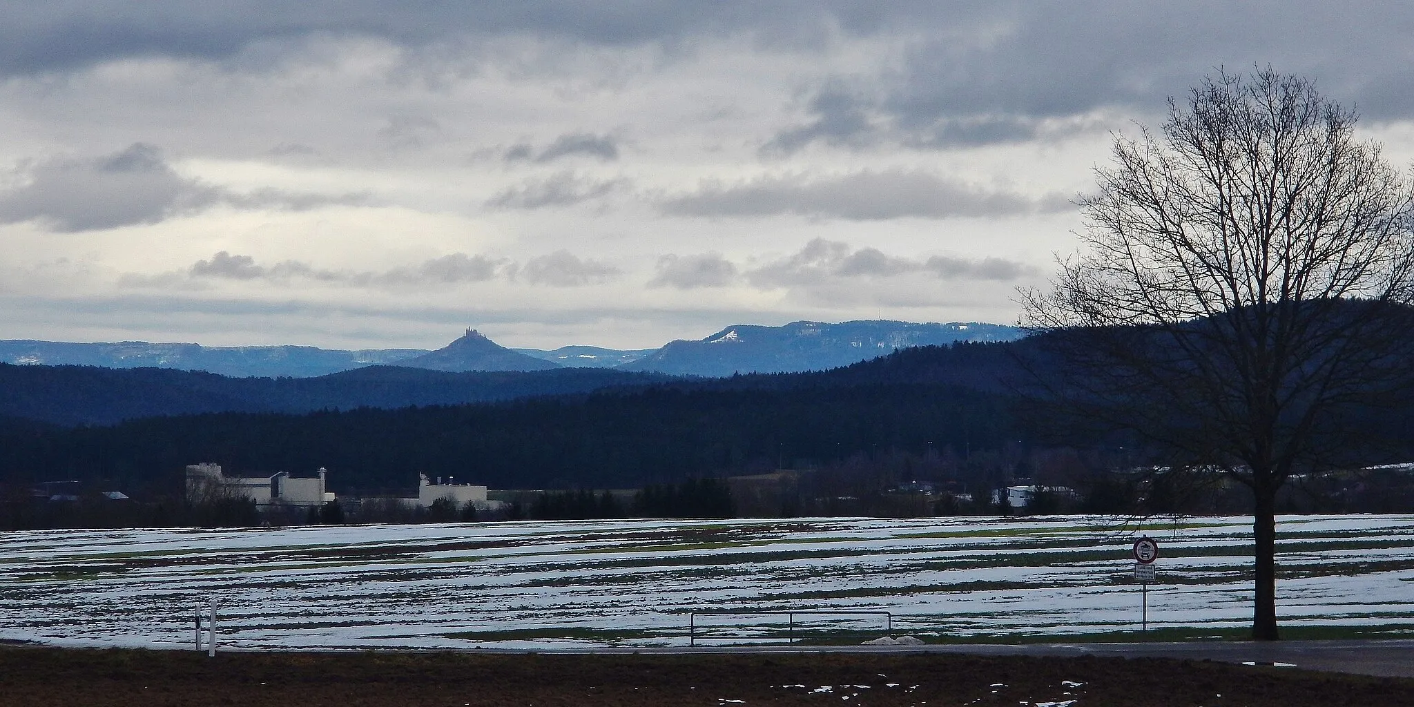 Photo showing: Blick Richtung Schwäbischer Alb mit der Burg Hohenzollern