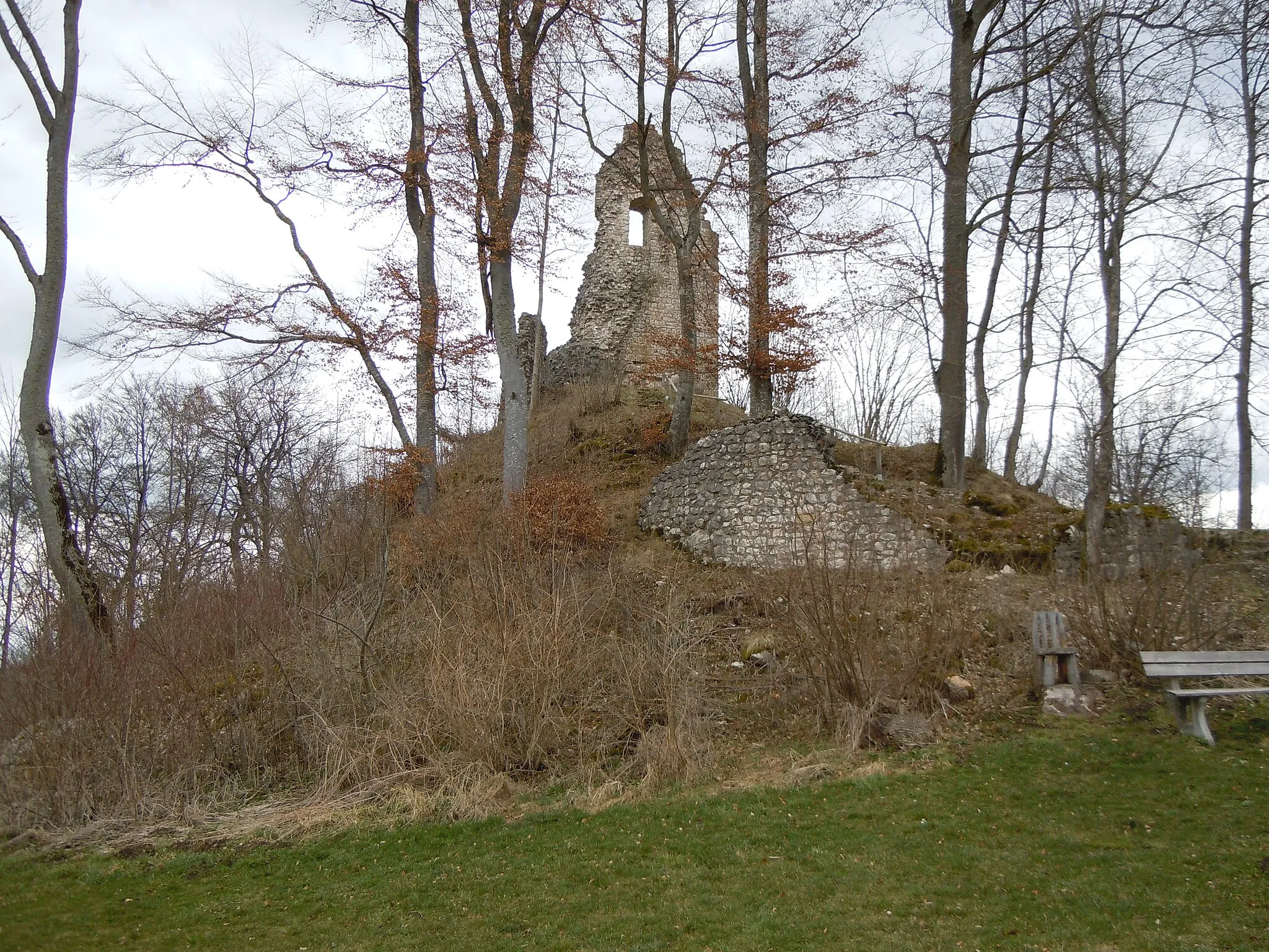 Photo showing: Blick von der Vorburg zum Bergfried.