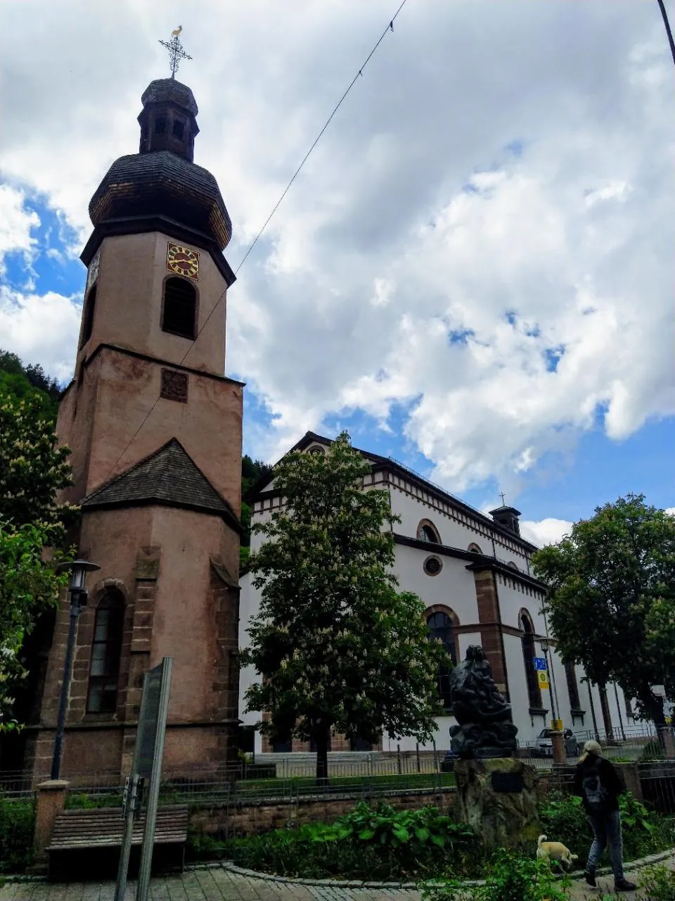 Photo showing: Stehen einträchtig nebeneinander: der barocke Kirchturm und das klassizistische Kirchenschiff in Schramberg