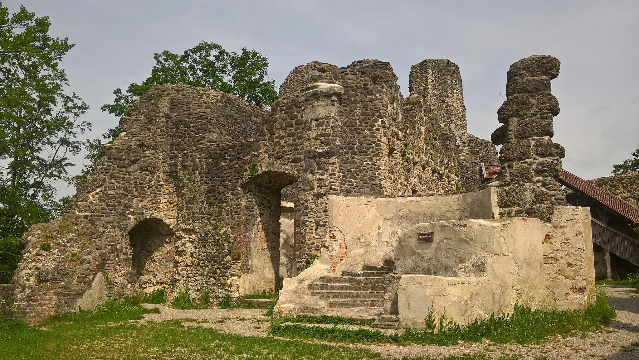 Photo showing: Wurde im 18. Jahrhundert als Steinbruch benutzt. Unter anderem zum Bau des Schlosses Neu- Trauchburg bei Isny.