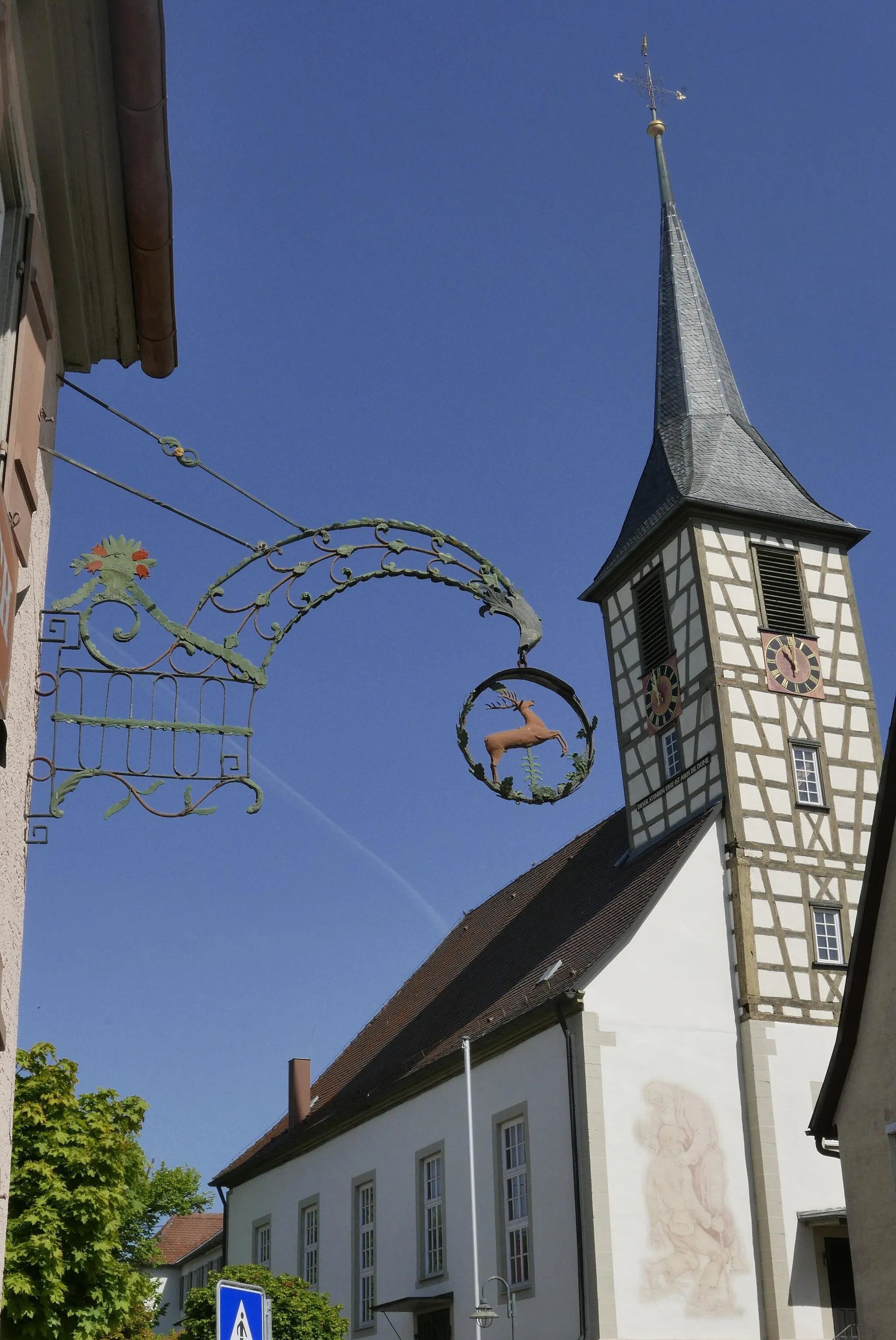 Photo showing: Kirche und Gasthaus gehören zusammen ("davor und danach")