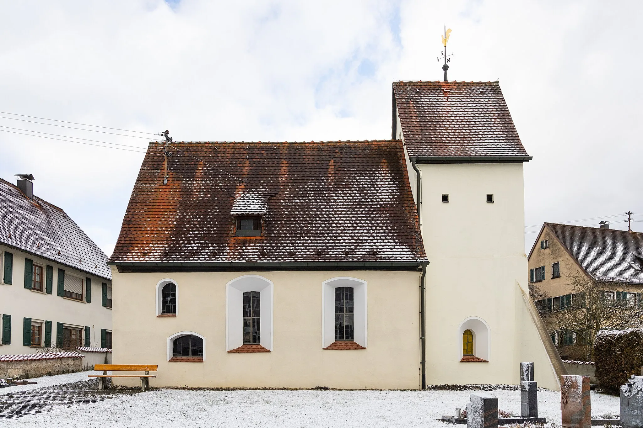 Photo showing: South view of the small church of Sinabronn, constructed at the begin of the 15th century, dedicated to James the Greater and the Holy Cross, and restored in 1962. This church is located at one of the German Way of St. James to Santiago de Compostela.