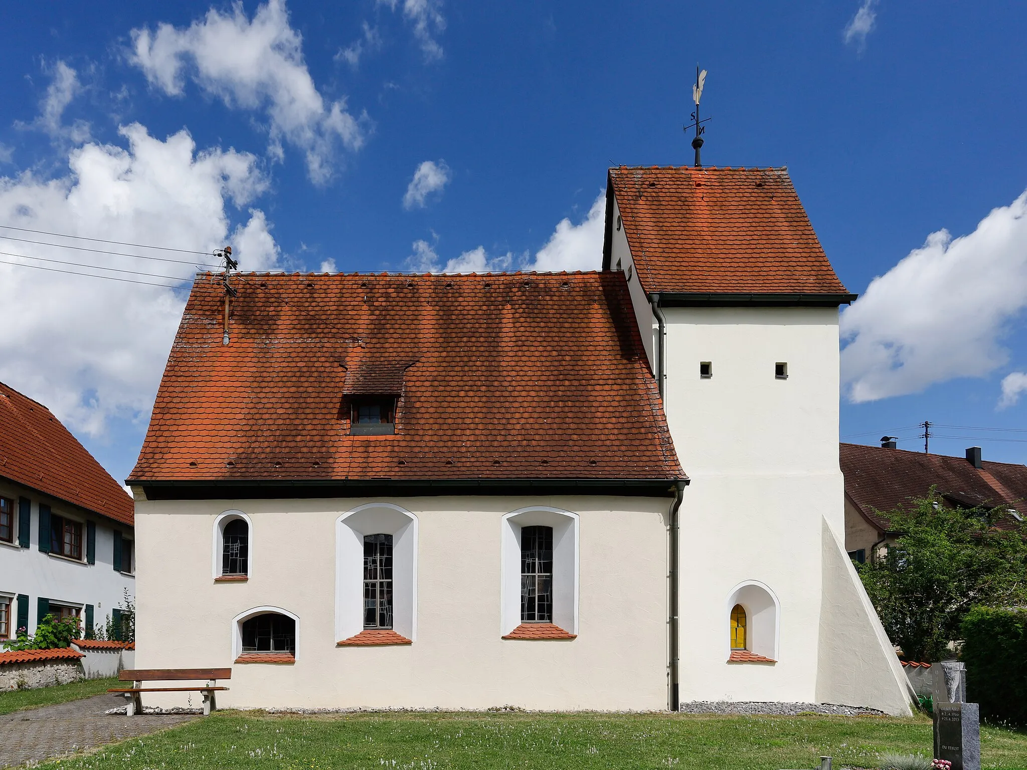 Photo showing: South view of the small church of Sinabronn, constructed at the begin of the 15th century, dedicated to James the Greater and the Holy Cross, and restored in 1962. This church is located at one of the German Way of St. James to Santiago de Compostela.