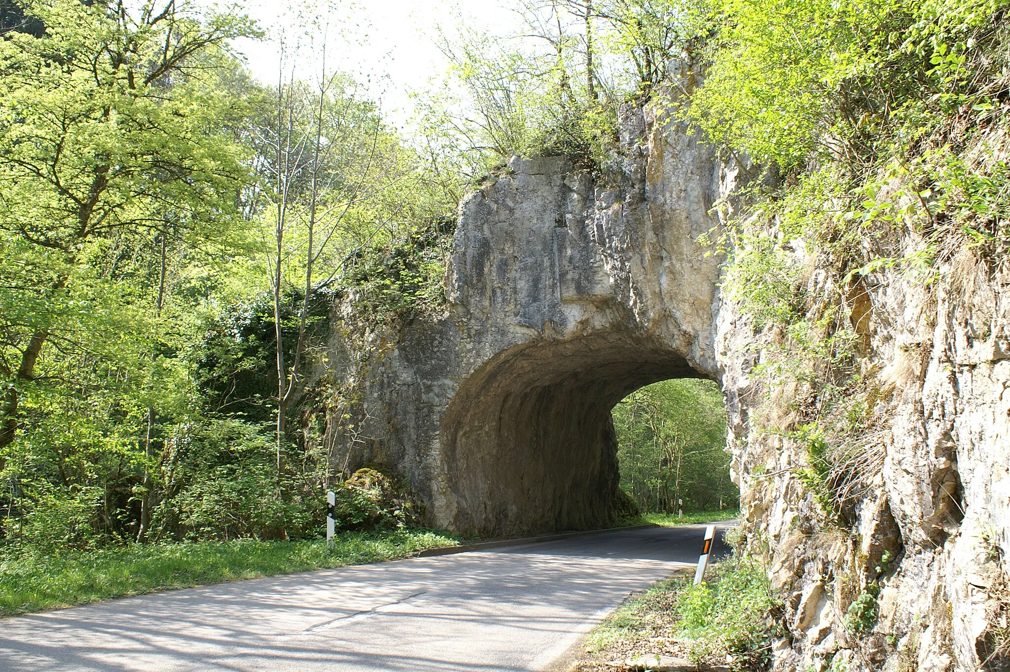 Photo showing: Die Straße von Lauterach ins Wolfstal führt durch diesen kleinen in den Fels gehauenen Tunnel.