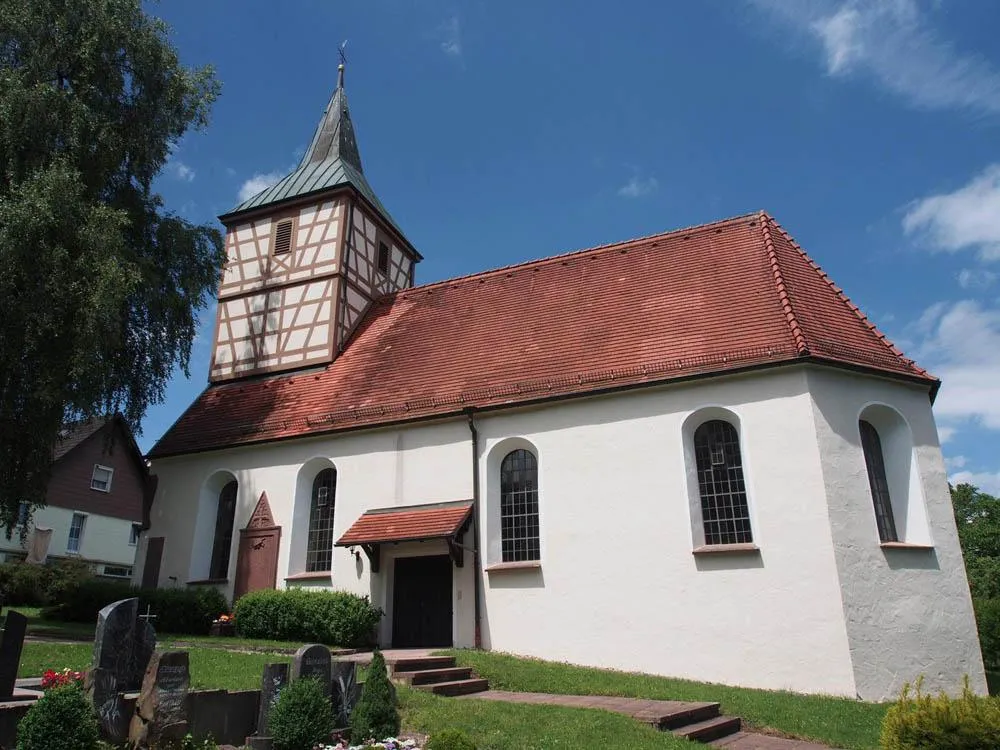 Photo showing: Die heutige Friedhofskirche hatte ein Nikolaus-Patrozinium und war bis zum Neubau der jetzigen Kirche 1964, die evangelische Pfarrkirche Marschalkenzimmerns. Erbaut wurde die Kirche 1712, der Vorgängerbau brannte im 30jährigen Krieg ab. Der weithin bekannte Pfarrer Köhler predigte im frühen 19. Jhdt. in dieser Kirche und schrieb in Marschalkenzimmern größtenteils seine Chroniken der umliegenden Ortschaften.