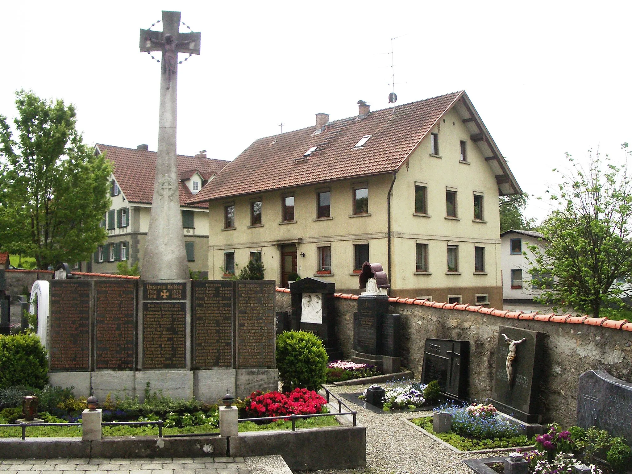 Photo showing: Friedhof mit Kriegerdenkmal in Hiltensweiler, Stadt Tettnang, Bodenseekreis