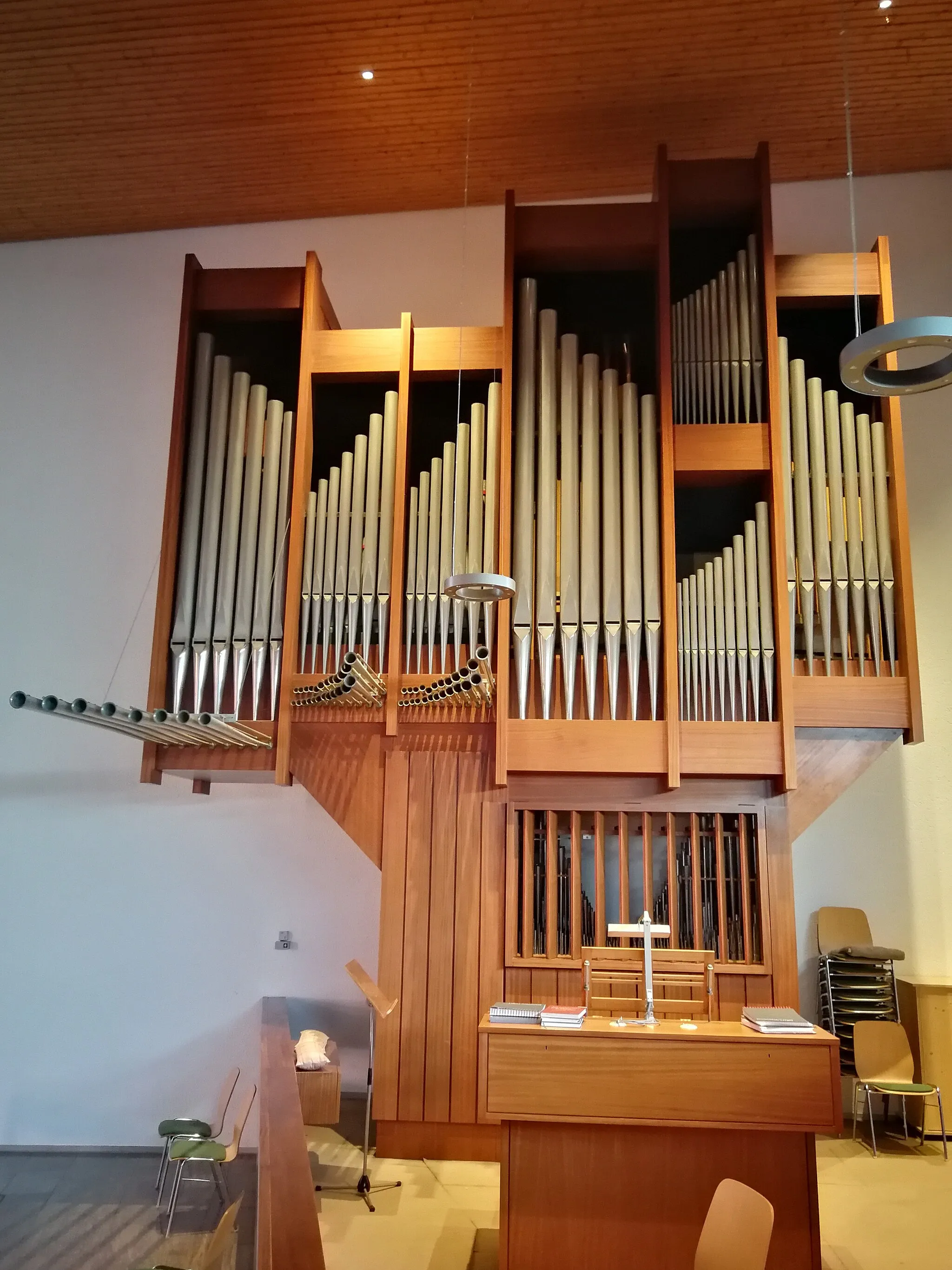 Photo showing: Reiser-Orgel (1975) der katholischen Pfarrkirche St. Valentin Waldmössingen, Stadt Schramberg, Landkreis Rottweil, Baden-Württemberg, Deutschland