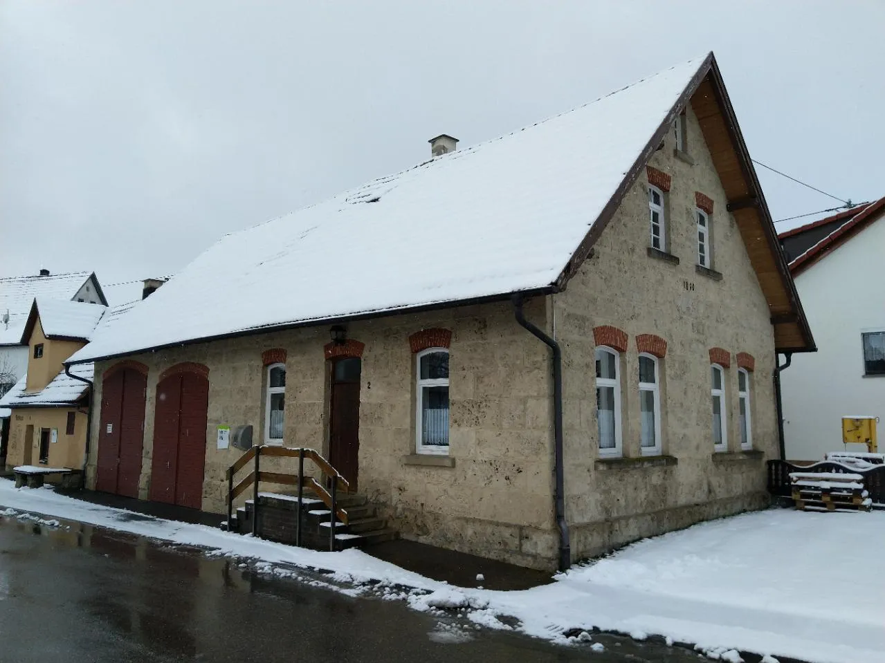 Photo showing: Alles unter einem Dach: 1890 mitten im Ort erbaute Molkerei, regionaltypisch in Tuffstein. Auch zwei Remisen für die Feuerspritze waren im Gebäude untergebracht.