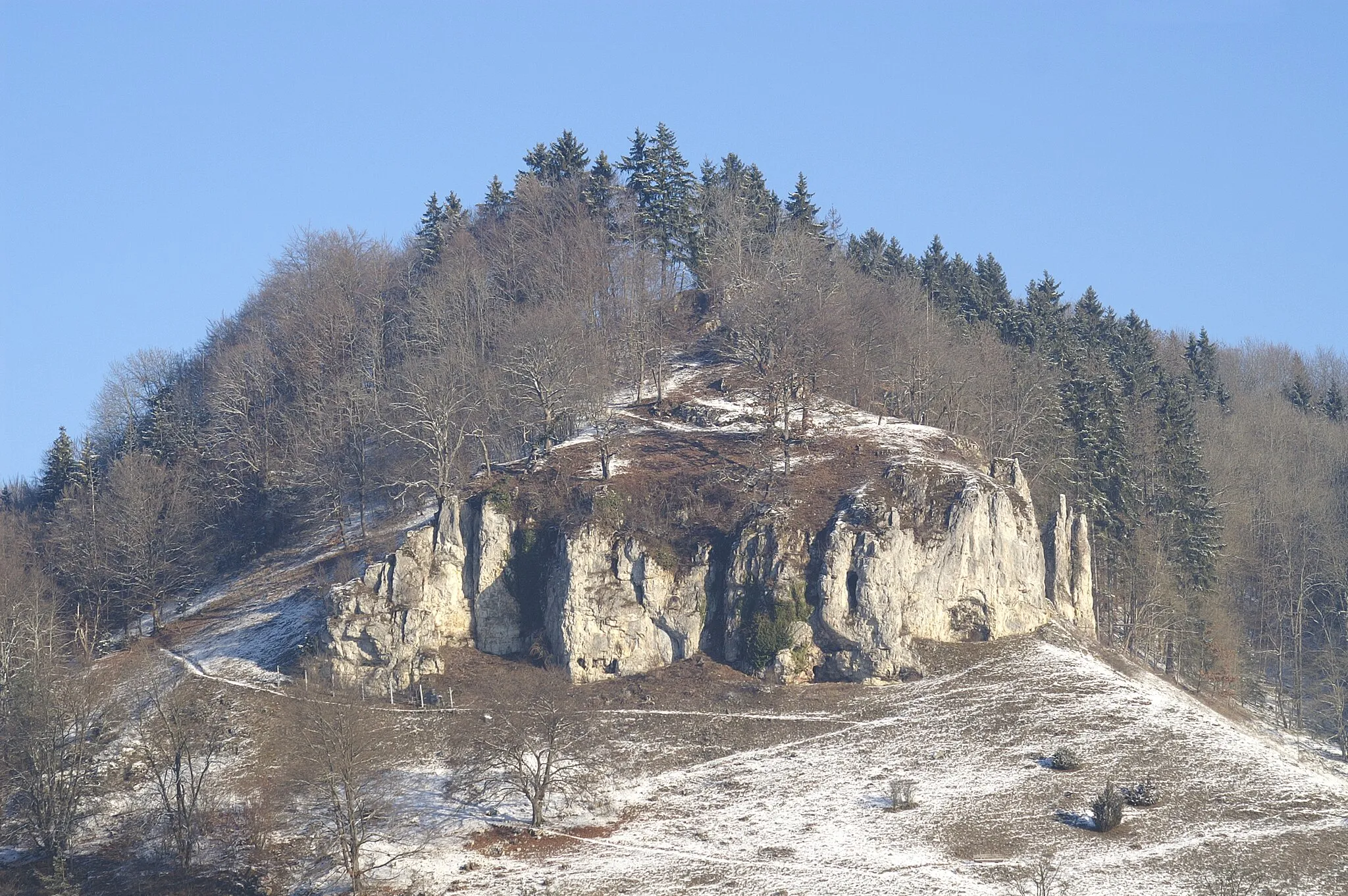 Photo showing: Schloss Justingen stand auf diesem Berg oberhalb von Hütten im Alb-Donau-Kreis