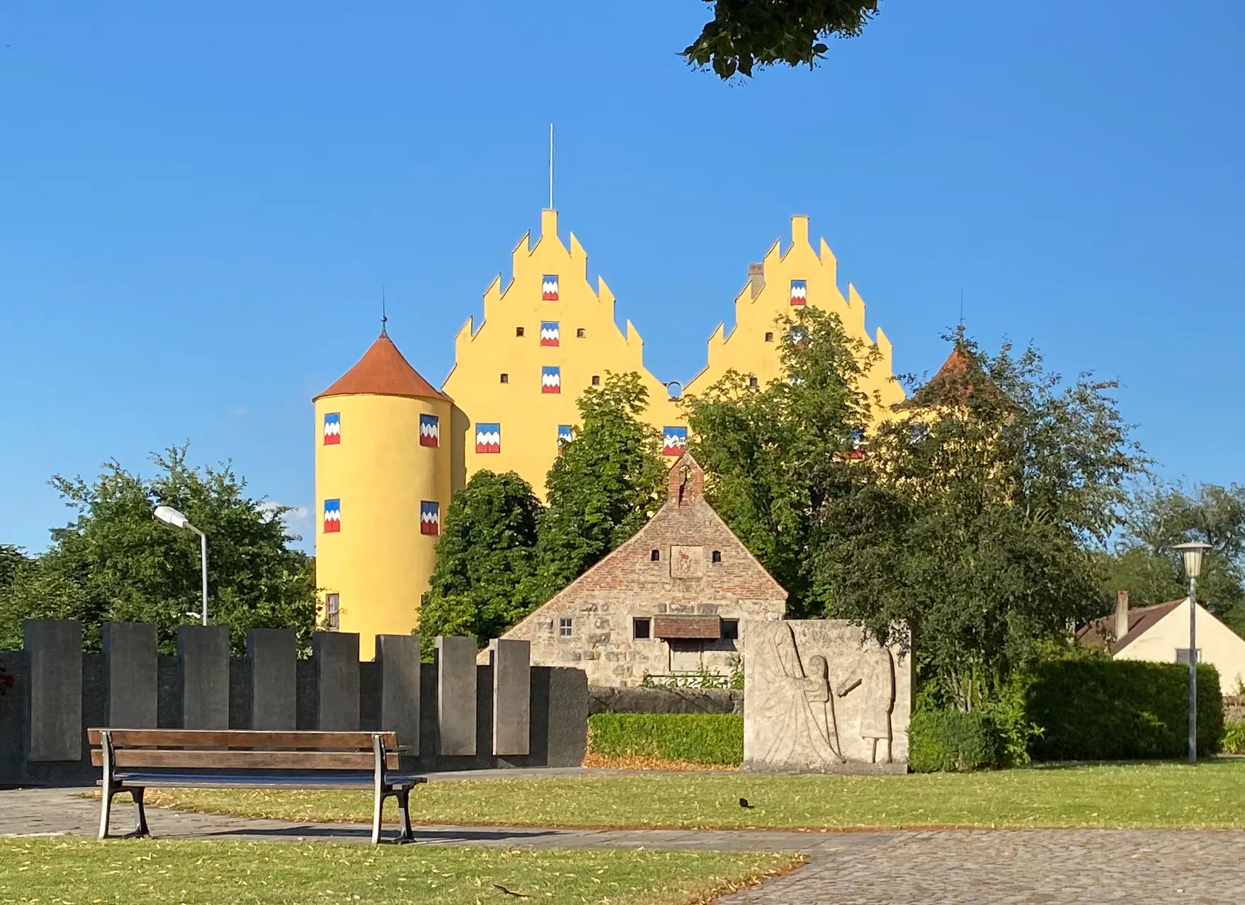 Photo showing: Blick auf Schloss Erbach von der Pfarrkirche St. Martin aus