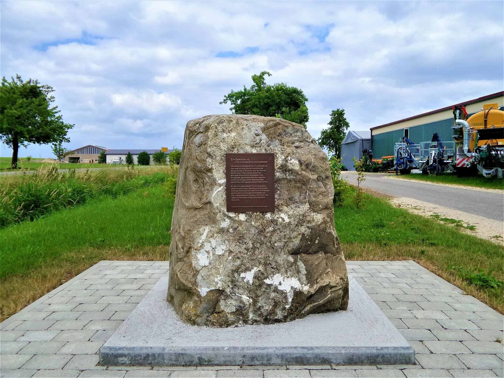 Photo showing: Gedenkstein Funkmess-Stellung Laubfrosch in Altbierlingen bei Ehingen (Donau)