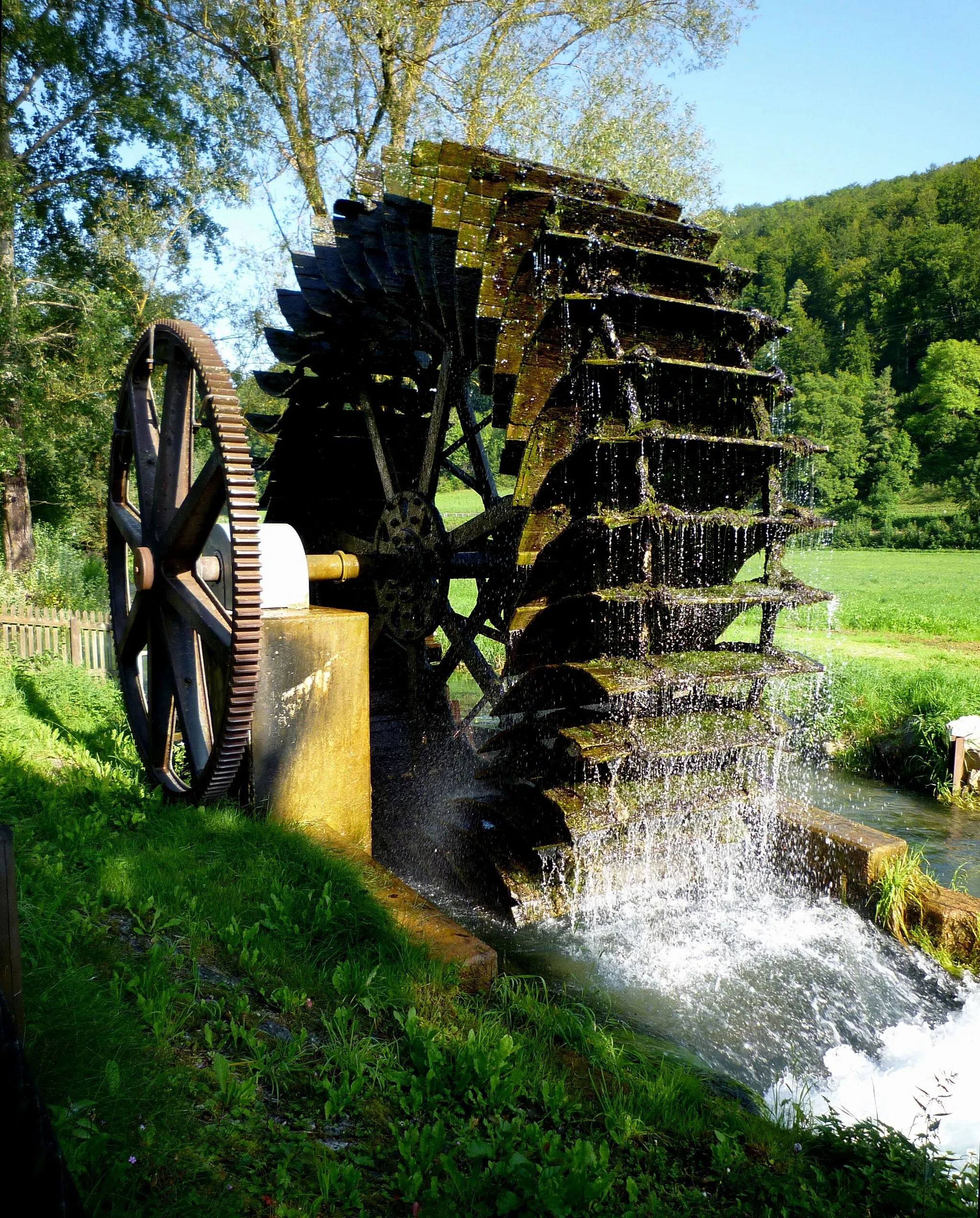 Photo showing: Talsteußlingen (Hütten) in the Schmiech valley: mill-wheel of the former grist mill of the domain Neusteußlingen, constructed in 1911