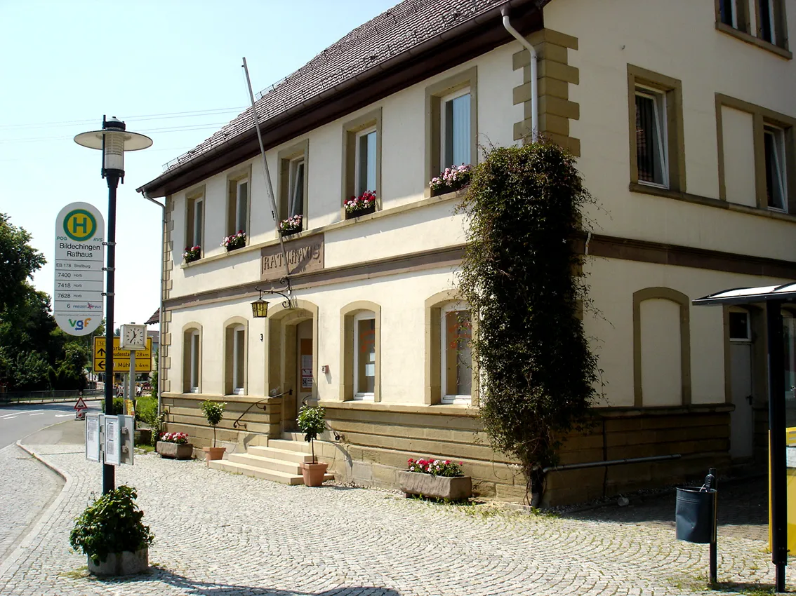 Photo showing: Rathaus Bildechingen mit Bushaltestelle.
Auf dem Haltestellenschild ist noch die 2007 eingestellte Fernbuslinie Reutlingen – Straßburg vermerkt.