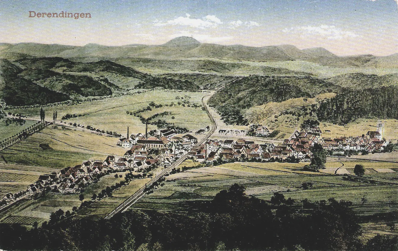 Photo showing: Derendingen. Vogelschau nach Süden entlang der Bahnlinie nach Hechingen. color lithography auf einer Ansichtskarte der Gebrüder Metz.