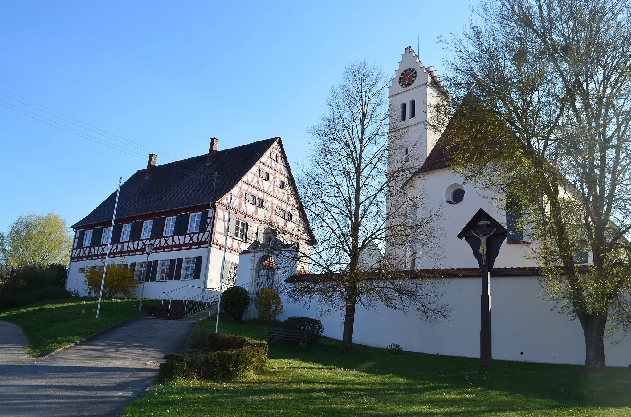 Photo showing: Emeringen (Alb-Donau-Kreis), Pfarrkirche St. Urban mit Pfarrhaus