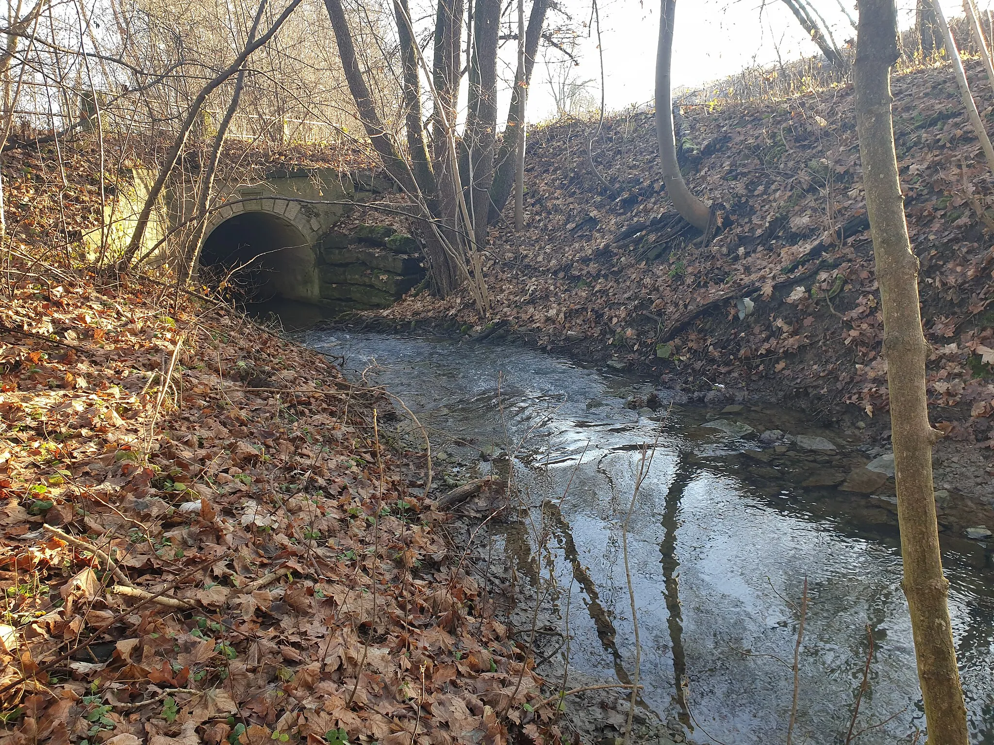 Photo showing: Durchfluss des Lumpenbachs unter einer Brücke bei Wannweil