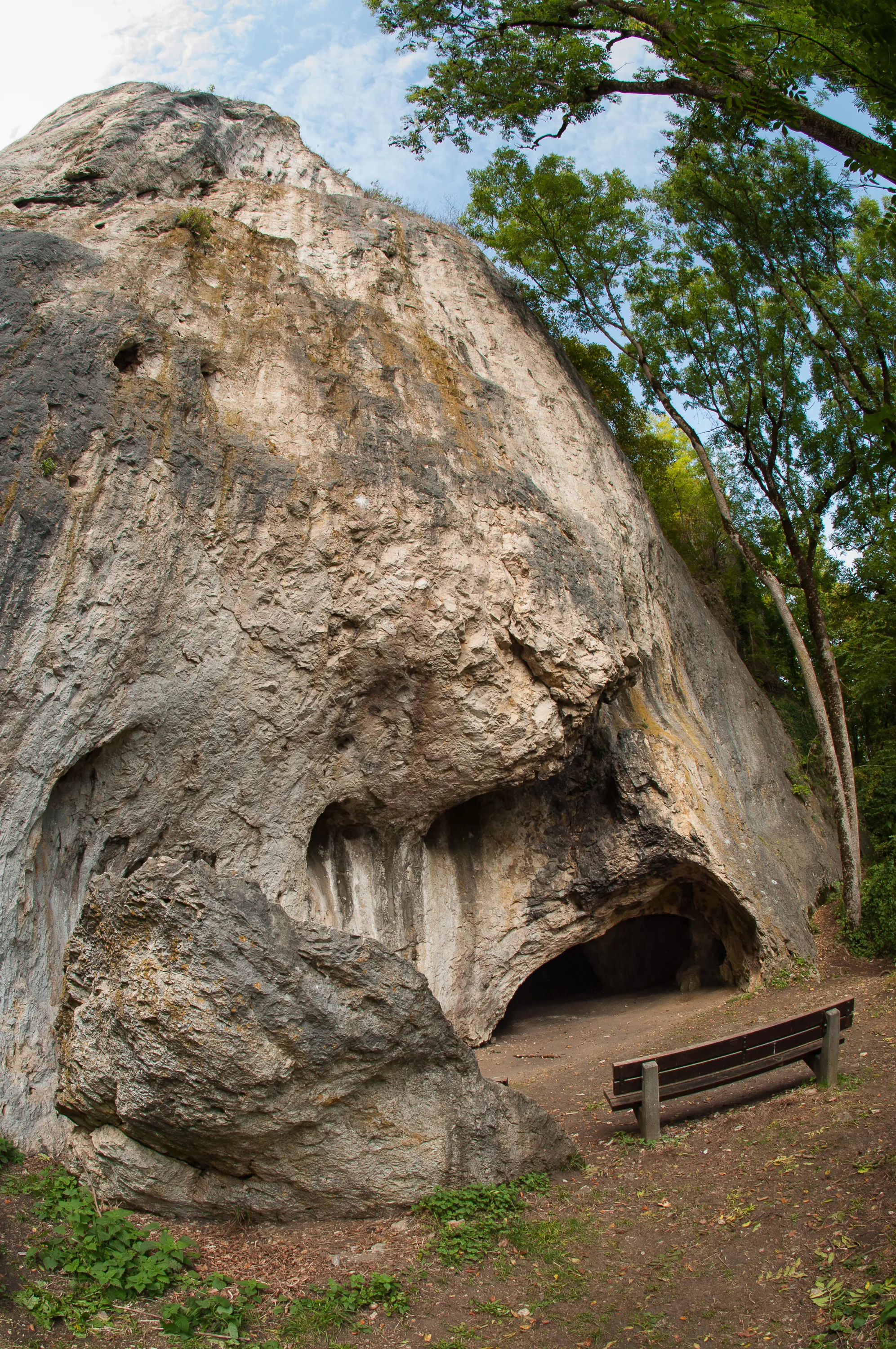 Photo showing: Die Sirgensteinhöhle im Achtal zwischen Schelklingen und Blaubeuren.