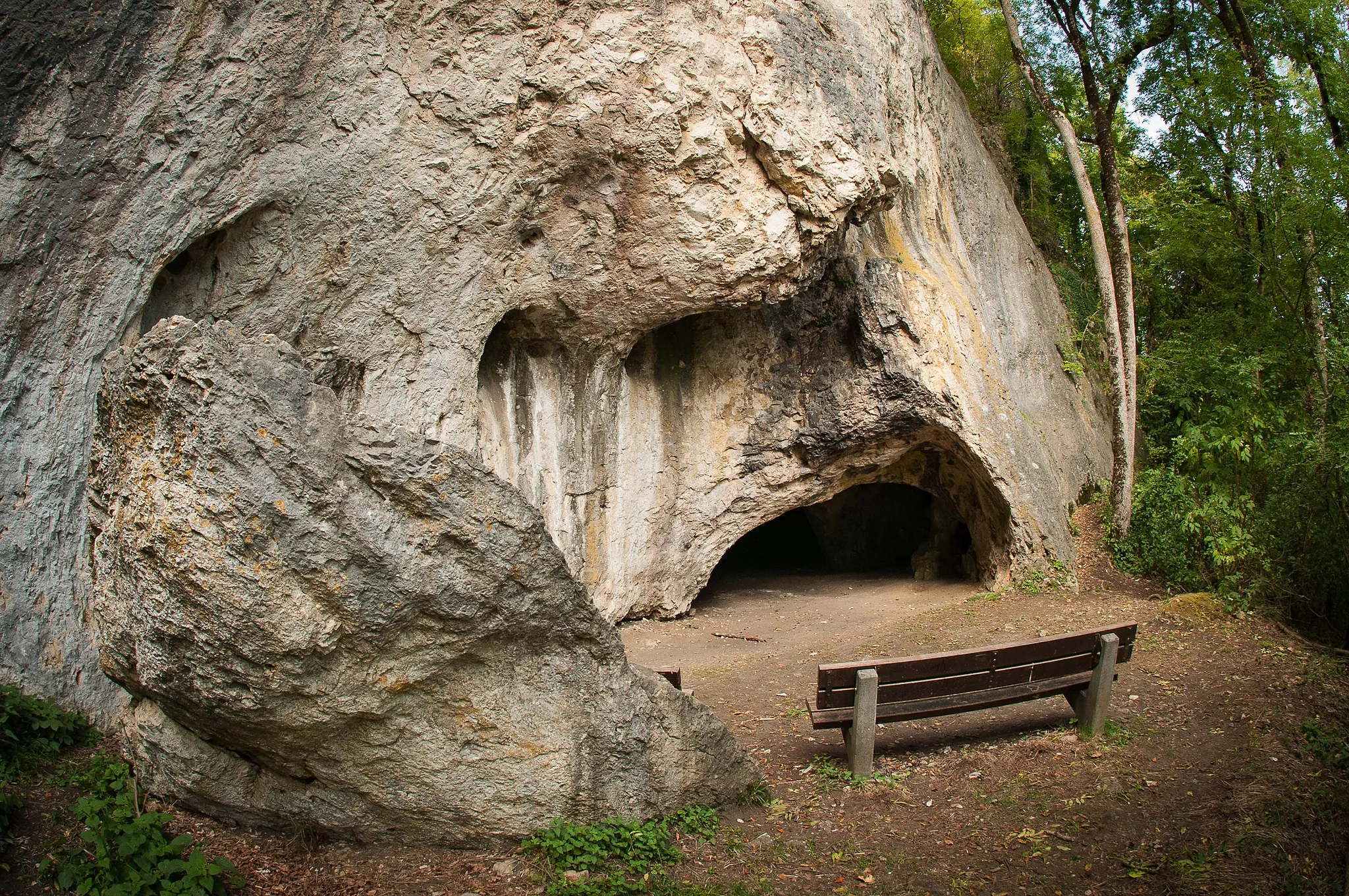 Photo showing: Die Sirgensteinhöhle im Achtal zwischen Schelklingen und Blaubeuren.